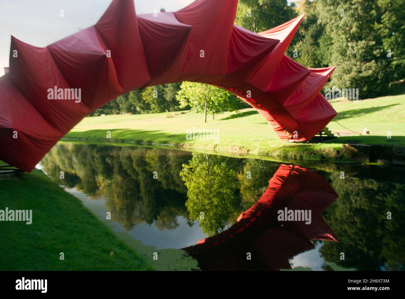 „Bridged“ Kunstinstallation über Skell River, Studley Royal Park, Fountains Abbey, Aldfield, in der Nähe von Ripon, North Yorkshire, England Stockfoto