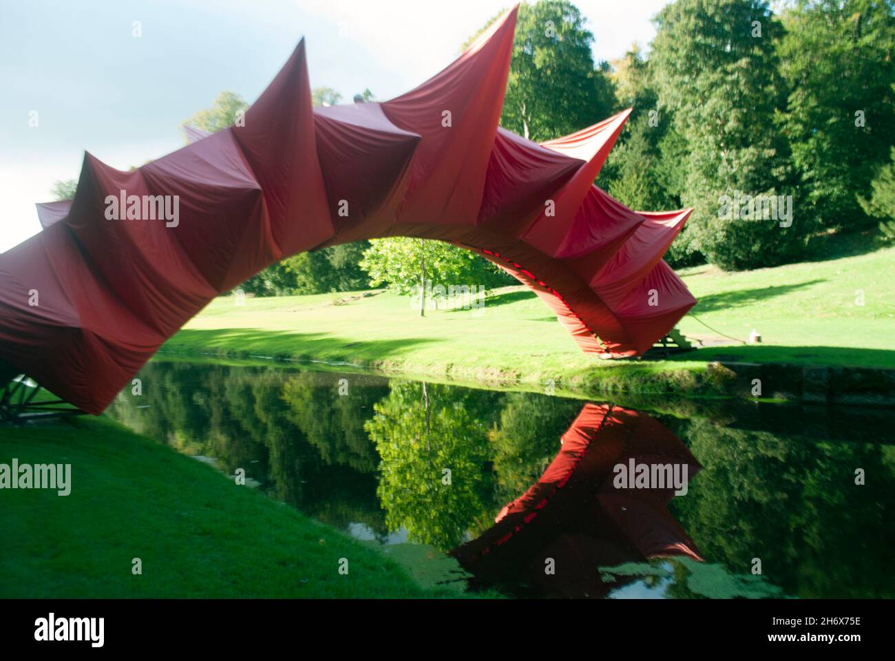 „Bridged“ Kunstinstallation über Skell River, Studley Royal Park, Fountains Abbey, Aldfield, in der Nähe von Ripon, North Yorkshire, England Stockfoto