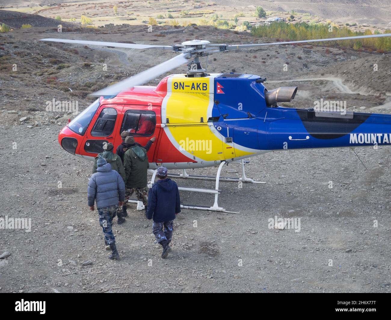 Muktinath, Nepal - März 17,2014:Rettungsaktion mit einem Hubschrauber in den Bergen Nepals Stockfoto