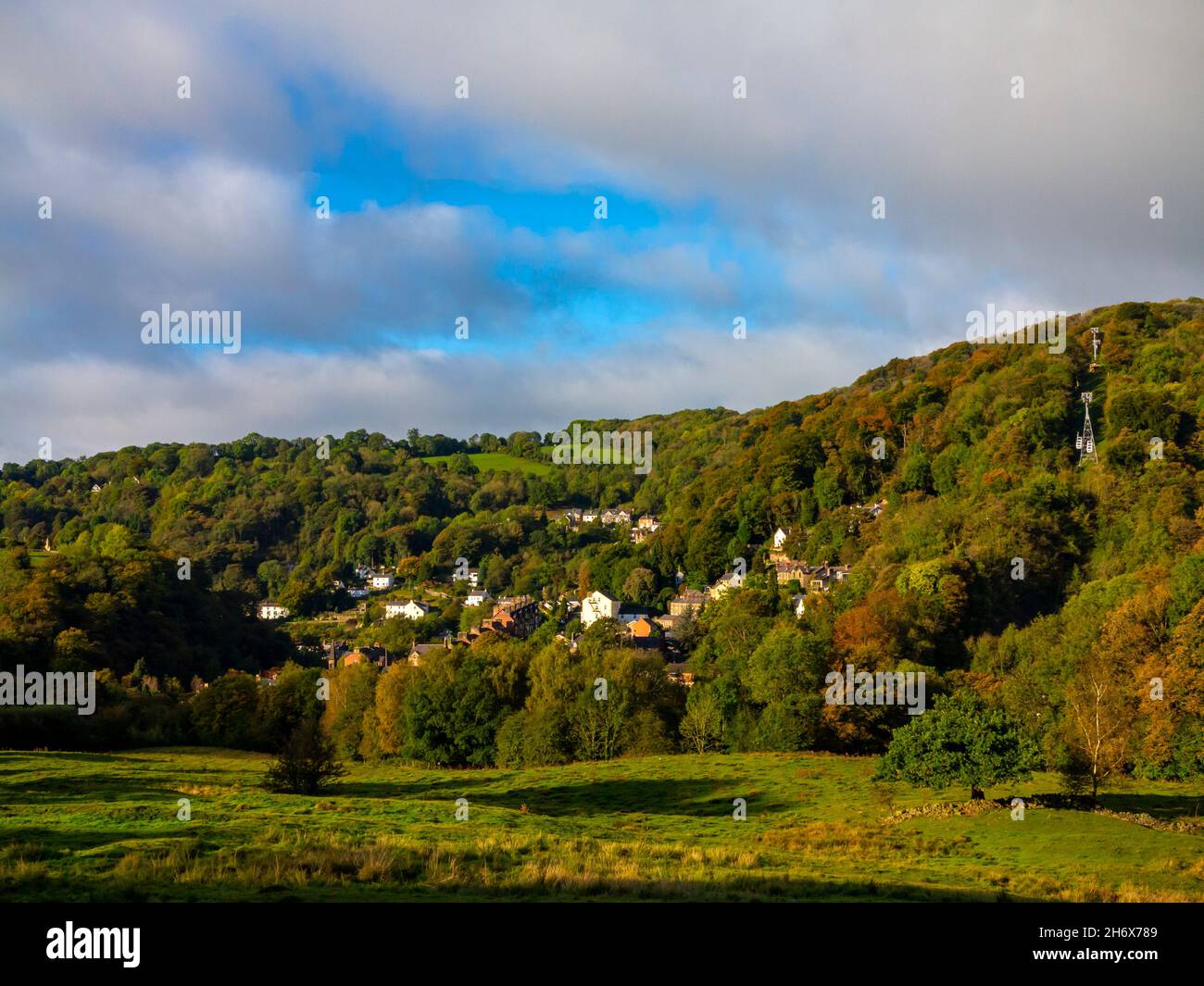 Herbstansicht von Matlock Bath ein Bergdorf in der Derbyshire Dales Gebiet des Peak District England Großbritannien Stockfoto