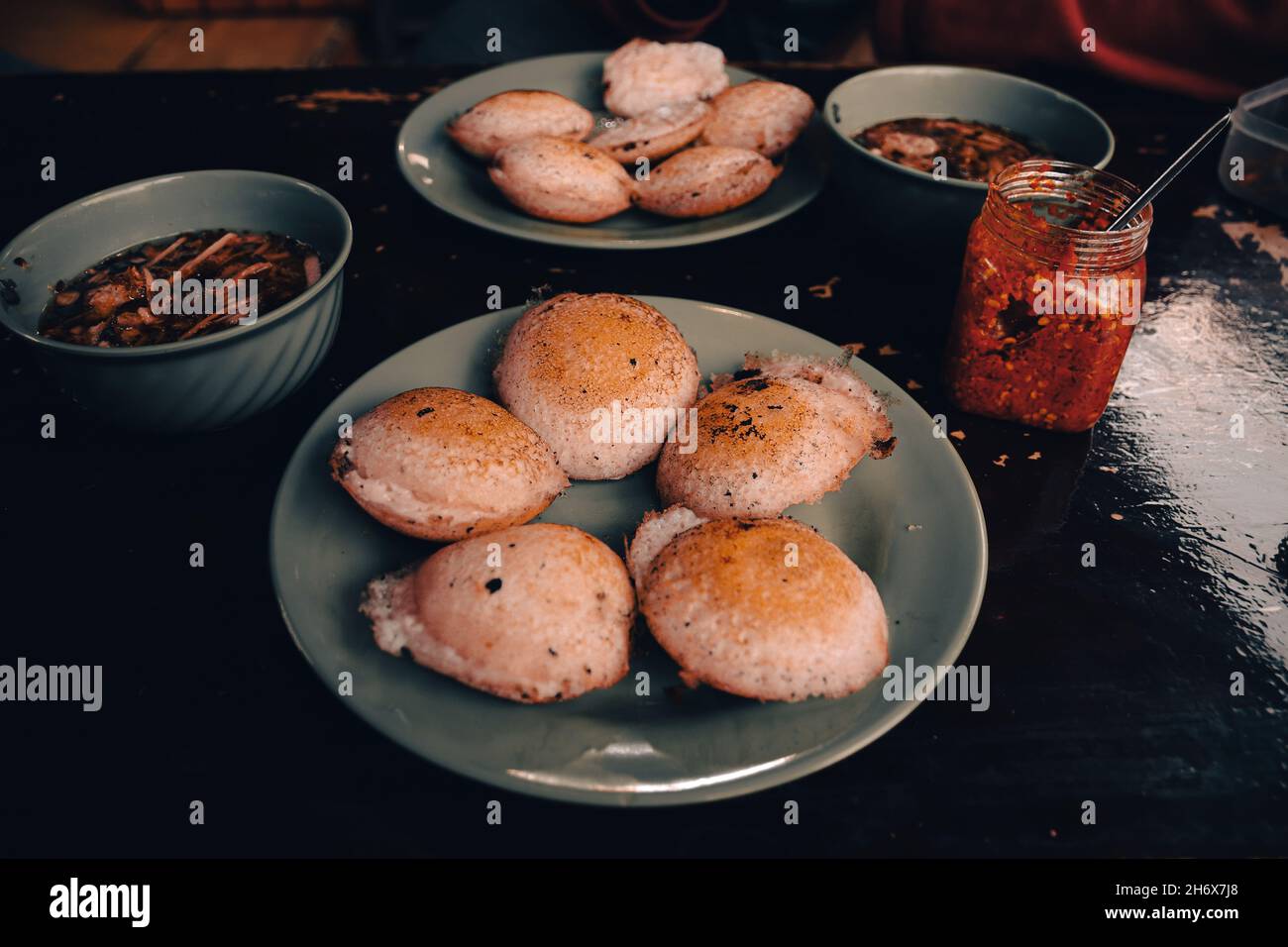 Banh Can Nha Chung oder gebratene Wachteleier mit Fleischkugelsuppe, eine beliebte lokale Delikatesse in Da lat, Vietnam Stockfoto