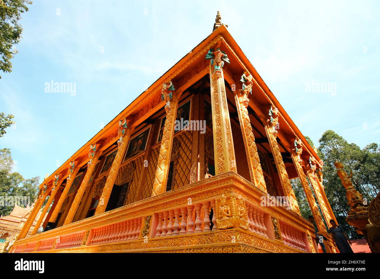 Blick aus der unteren Perspektive auf Chua Phu Ly, einen Khmer- oder kambodschanischen buddhistischen Tempel in Can Tho, Vietnam Stockfoto