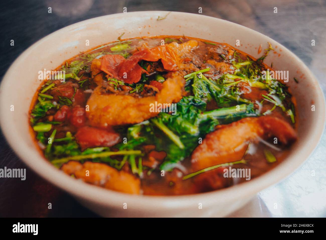 Vietnamesische gebratene Fisch-Vermicelli-Nudelsuppe (Bun Ca), ein traditionelles Essen, das nach dem Tet Holiday for Luck gegessen wird Stockfoto