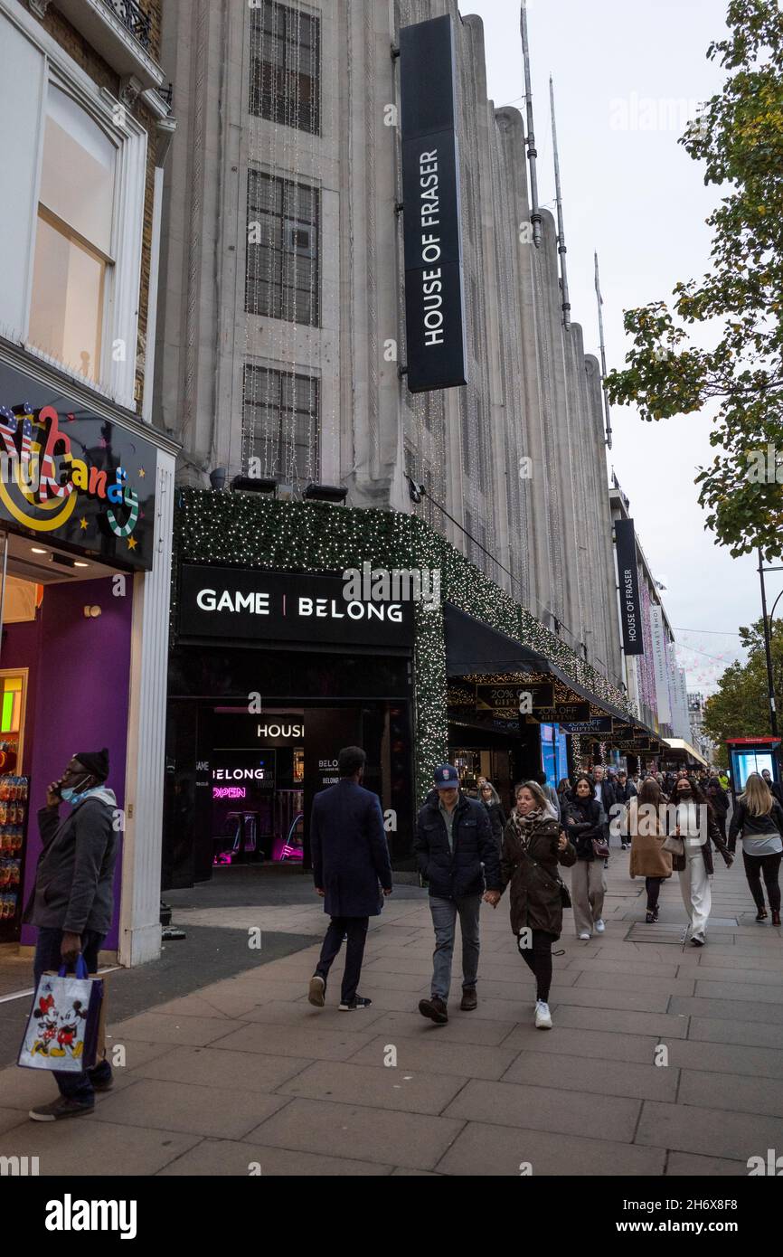 London, Großbritannien. 18. November 2021. Das Äußere des Kaufhauses House of Fraser in der Oxford Street. Der Eigentümer des Geschäfts, Fraser Group, hat bekannt gegeben, dass es vom Eigentümer des Gebäudes angekündigt wurde. Der Eigentümer möchte es in sechs Etagen mit Büros mit Einzelhandel im Erdgeschoss, einem Pool und Fitnessraum im Keller und einem Dachrestaurant umbauen. Kredit: Stephen Chung / Alamy Live Nachrichten Stockfoto