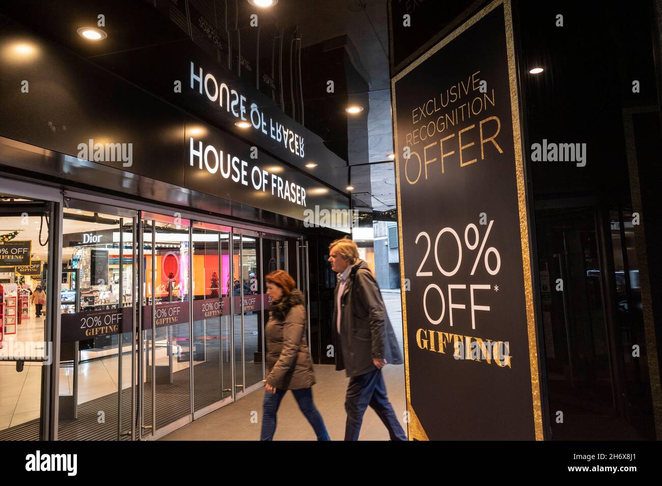 London, Großbritannien. 18. November 2021. Das Äußere des Kaufhauses House of Fraser in der Oxford Street. Der Eigentümer des Geschäfts, Fraser Group, hat bekannt gegeben, dass es vom Eigentümer des Gebäudes angekündigt wurde. Der Eigentümer möchte es in sechs Etagen mit Büros mit Einzelhandel im Erdgeschoss, einem Pool und Fitnessraum im Keller und einem Dachrestaurant umbauen. Kredit: Stephen Chung / Alamy Live Nachrichten Stockfoto