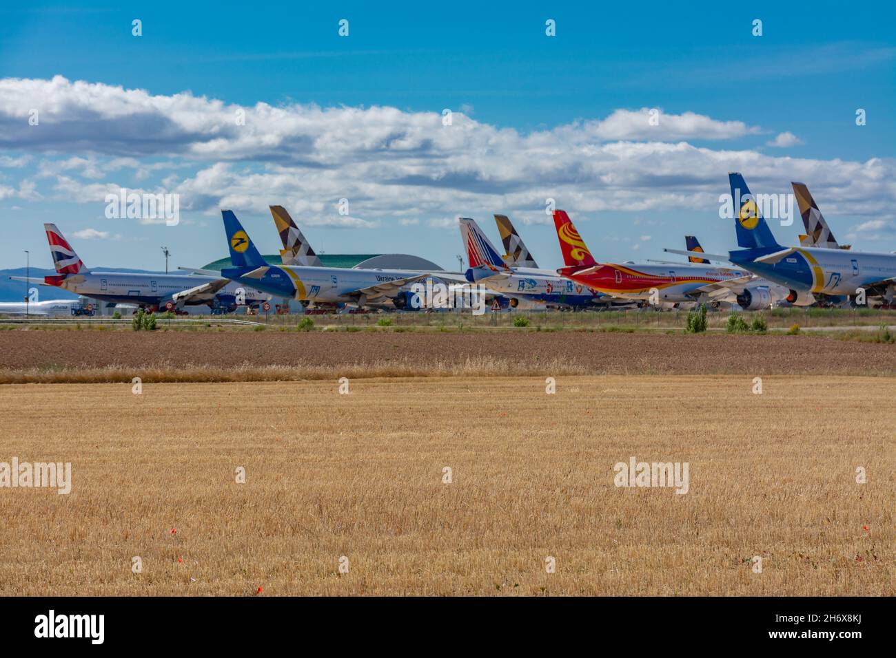 Caude, Teruel, Spanien. 13th. Juli 2021 - Teruel Aerodrome das größte Zentrum für Wartung, langfristige Lagerung und Recycling von Flugzeugen in Europa. Felder Stockfoto