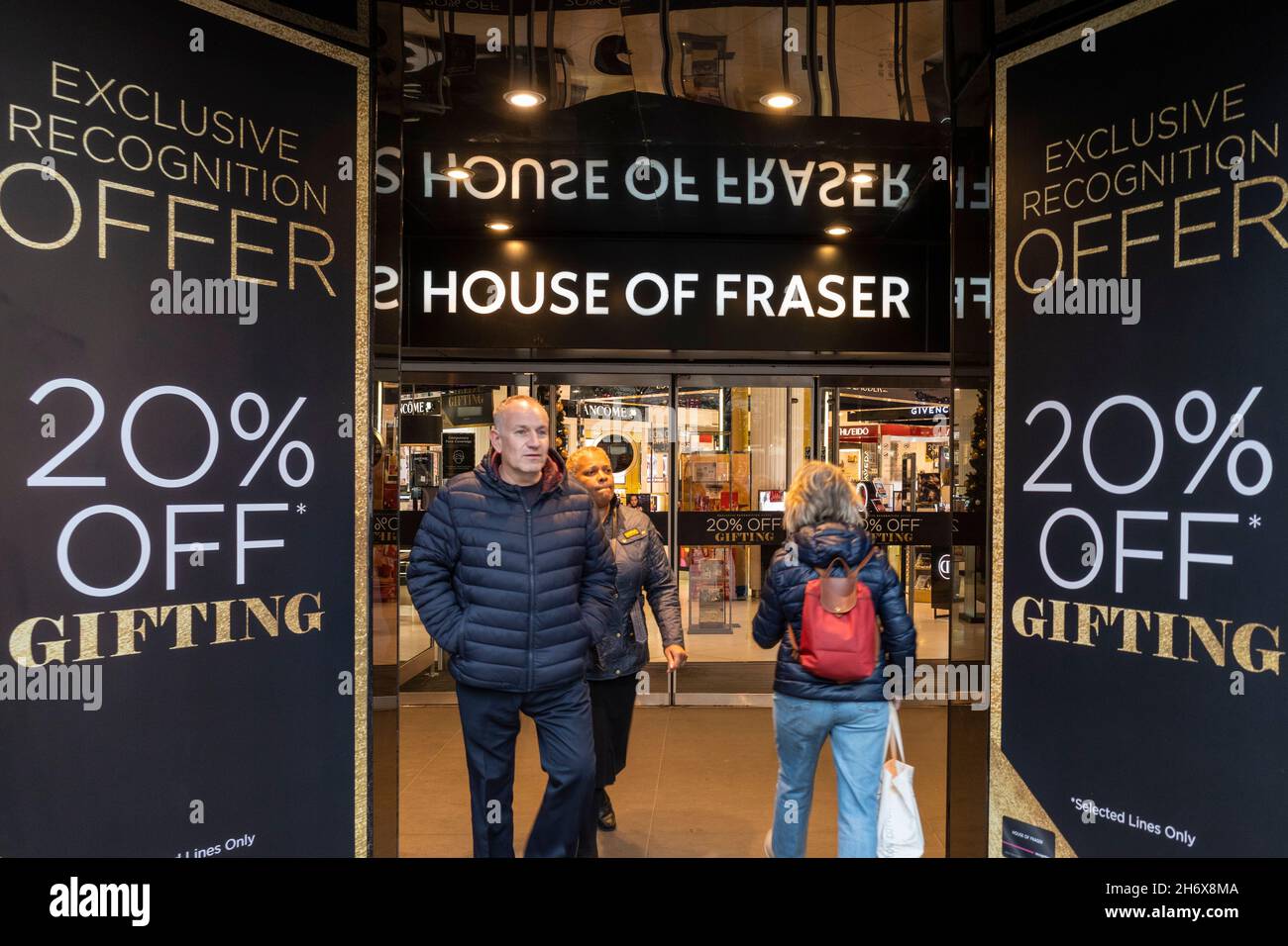 London, Großbritannien. 18. November 2021. Das Äußere des Kaufhauses House of Fraser in der Oxford Street. Der Eigentümer des Geschäfts, Fraser Group, hat bekannt gegeben, dass es vom Eigentümer des Gebäudes angekündigt wurde. Der Eigentümer möchte es in sechs Etagen mit Büros mit Einzelhandel im Erdgeschoss, einem Pool und Fitnessraum im Keller und einem Dachrestaurant umbauen. Kredit: Stephen Chung / Alamy Live Nachrichten Stockfoto