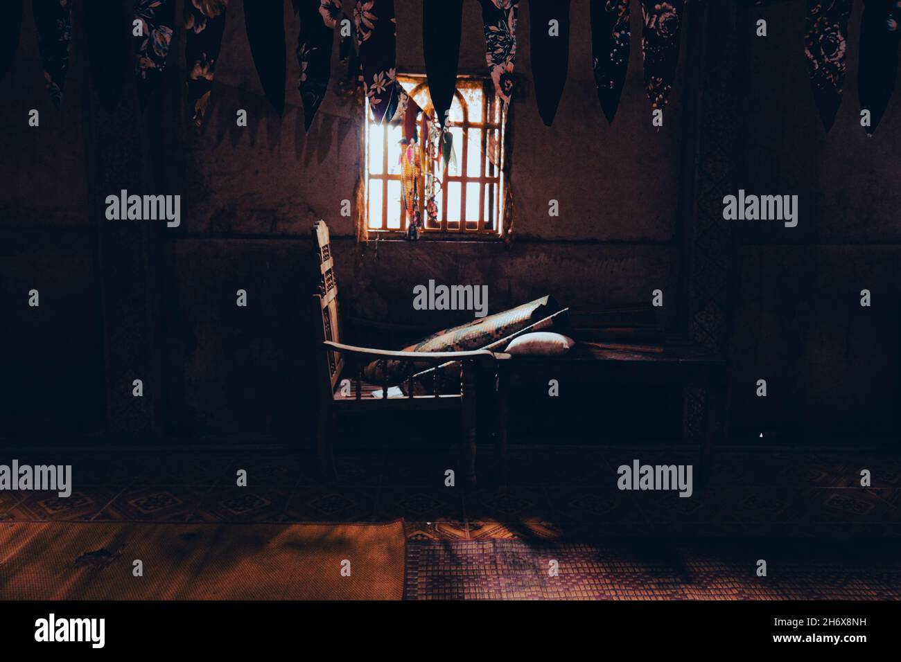 Gruselige Landschaft eines Stuhls in einem dunklen verlassenen Ort, Halloween-Thema Hintergrund Stockfoto