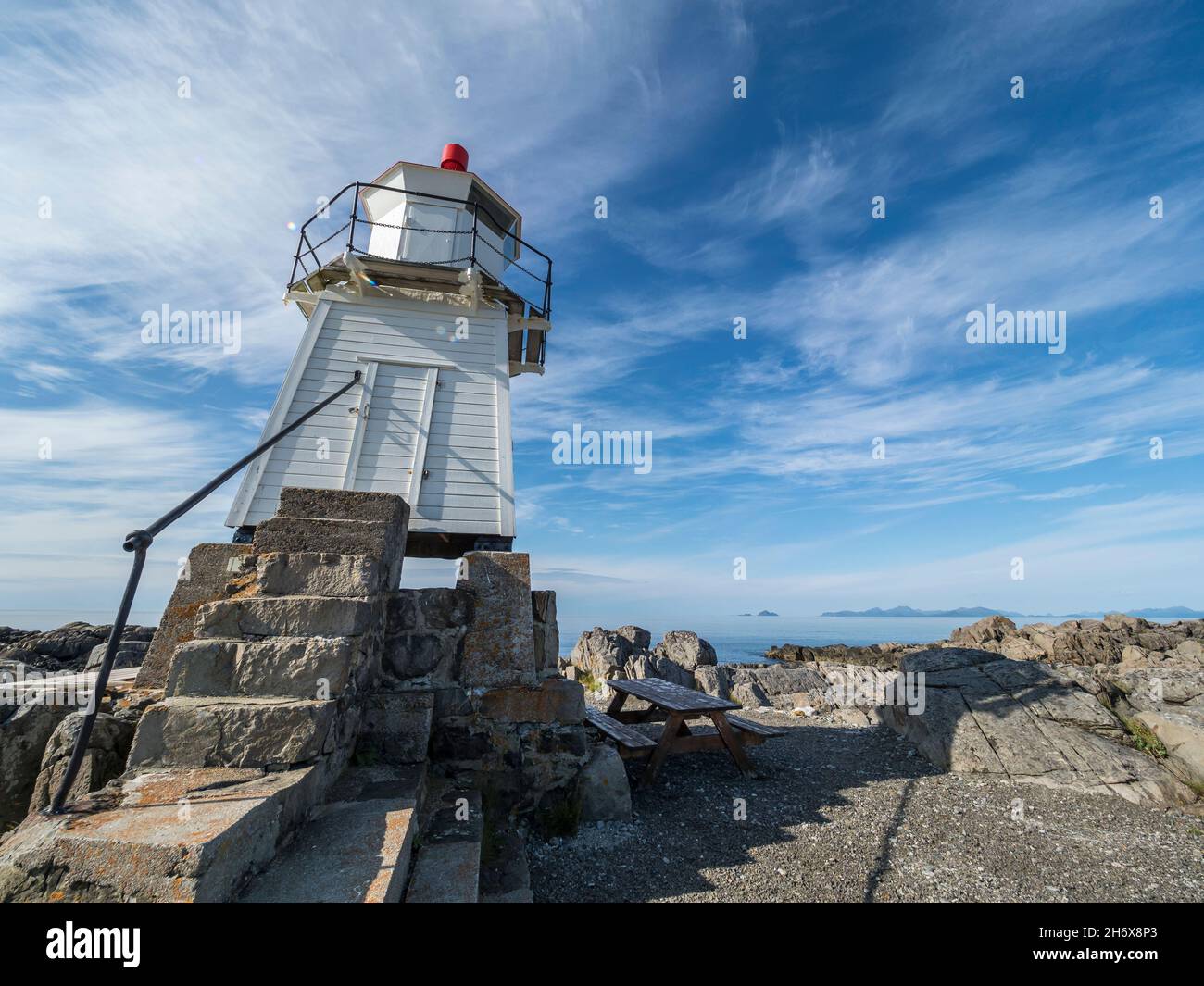 Leuchtturm am Hafen von Laukvika, Lofoten-Inseln, Norwegen. Stockfoto