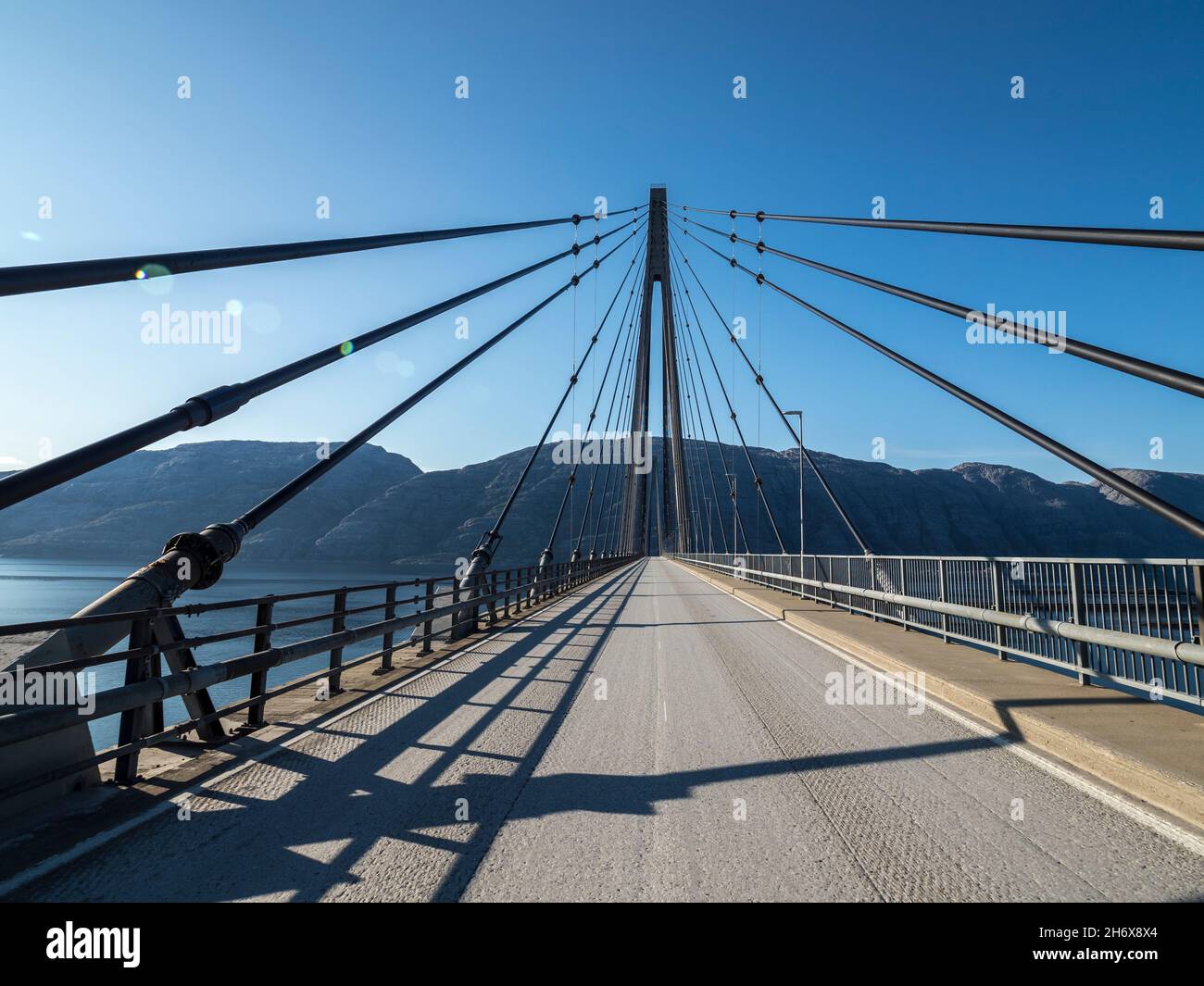 Helgeland-Brücke, die Sandnessjon mit dem norwegischen Festland, Norwegen, verbindet Stockfoto