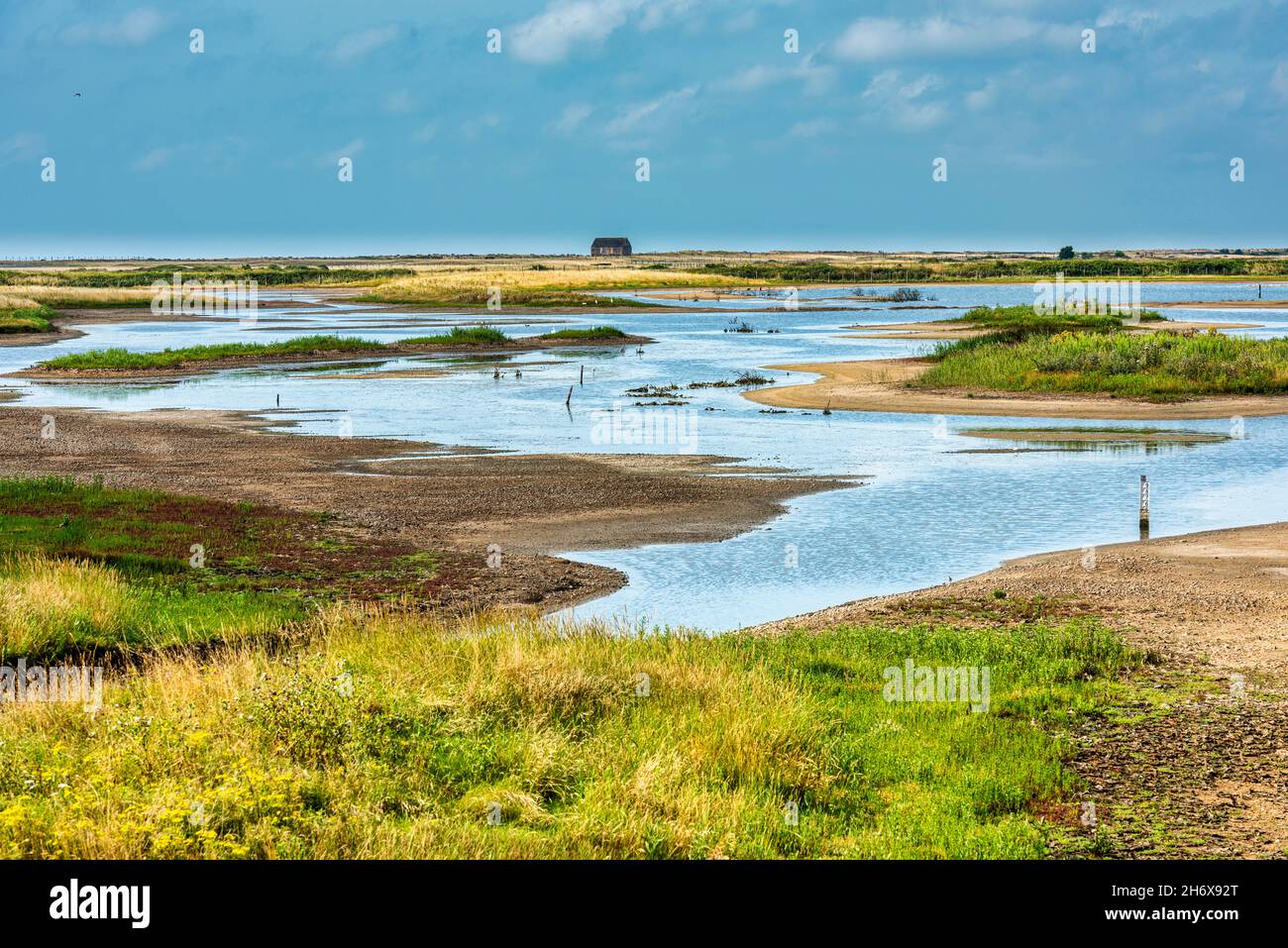 Rye Harbour Nature Reserve in East Sussex, England. Das alte Rettungsboothaus kann man in der Ferne sehen Stockfoto
