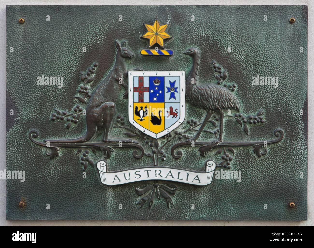 Wappen Australiens am Eingang zur australischen Botschaft in Wien, Österreich. Stockfoto