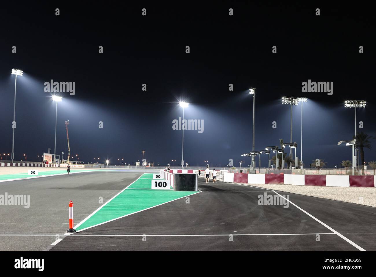Atmosphäre auf der Rennstrecke - Eingang zur Boxengasse. 18.11.2021. Formel-1-Weltmeisterschaft, Rd 20, Großer Preis Von Katar, Doha, Katar, Tag Der Vorbereitung. Bildnachweis sollte lauten: XPB/Press Association Images. Stockfoto