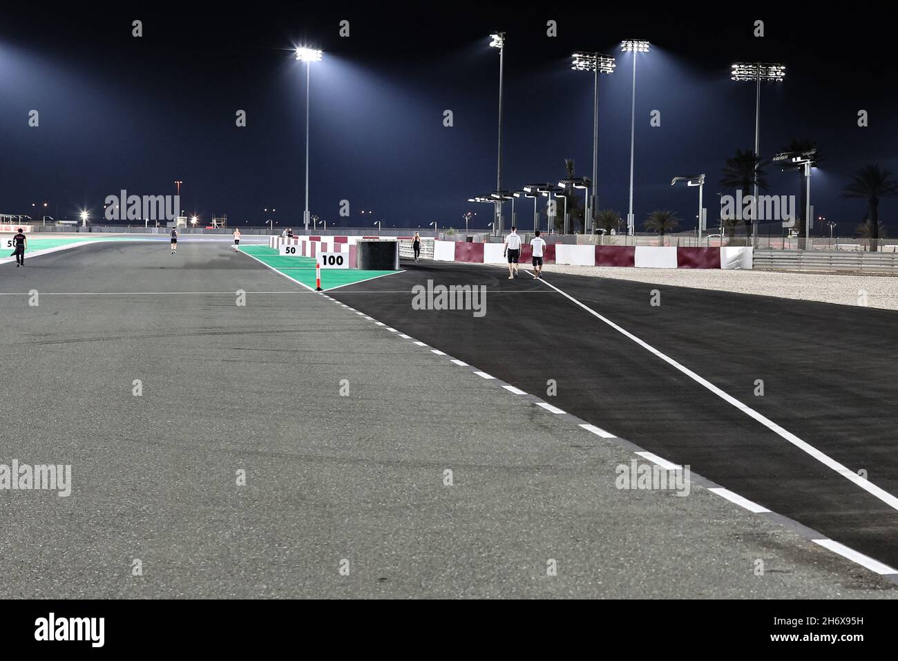 Atmosphäre auf der Rennstrecke - Eingang zur Boxengasse. 18.11.2021. Formel-1-Weltmeisterschaft, Rd 20, Großer Preis Von Katar, Doha, Katar, Tag Der Vorbereitung. Bildnachweis sollte lauten: XPB/Press Association Images. Stockfoto