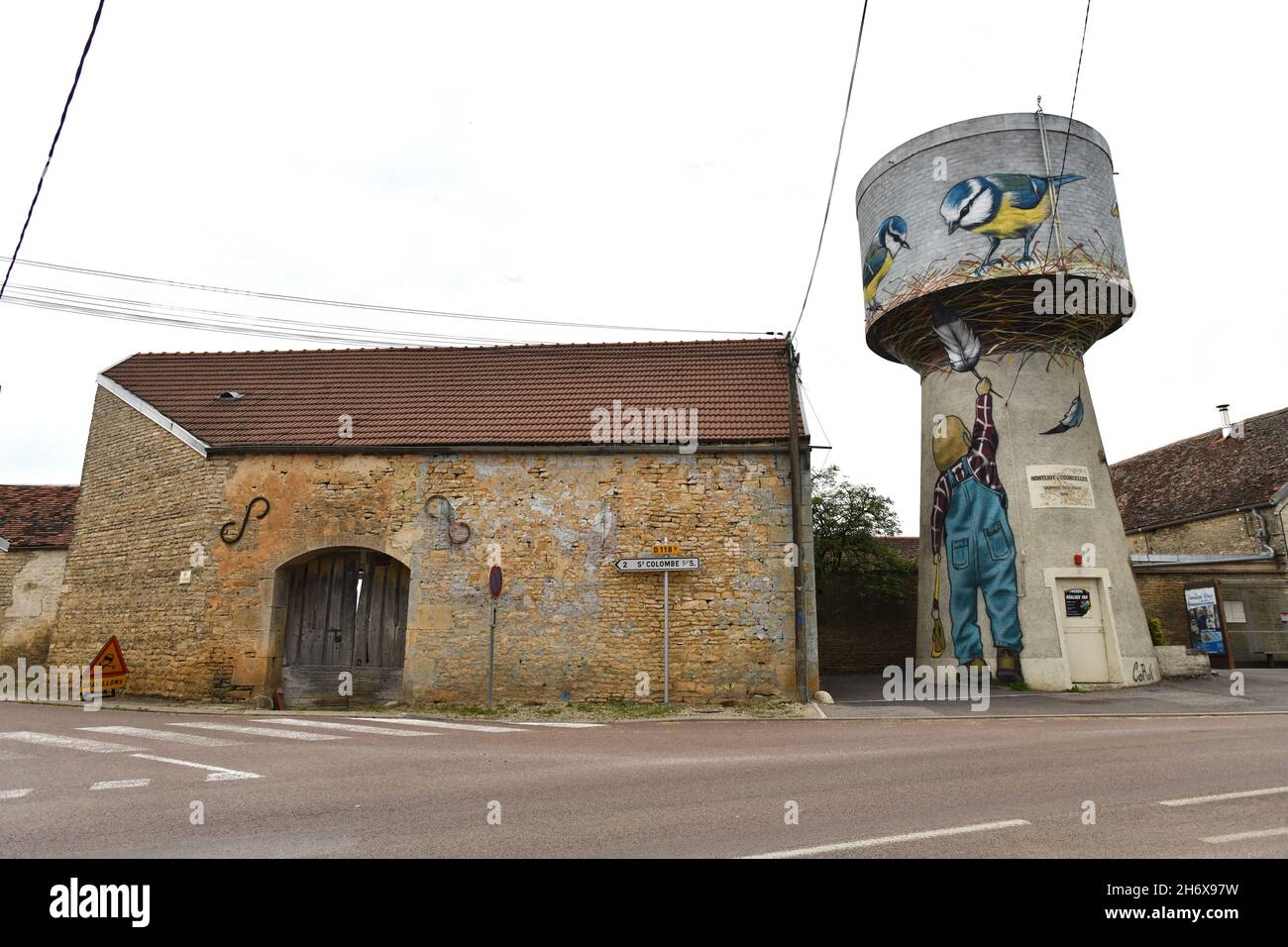 Wasserturm Wandbild in Montliot-et-Courcelles, Côte-d'Or , Frankreich, 2021 Stockfoto