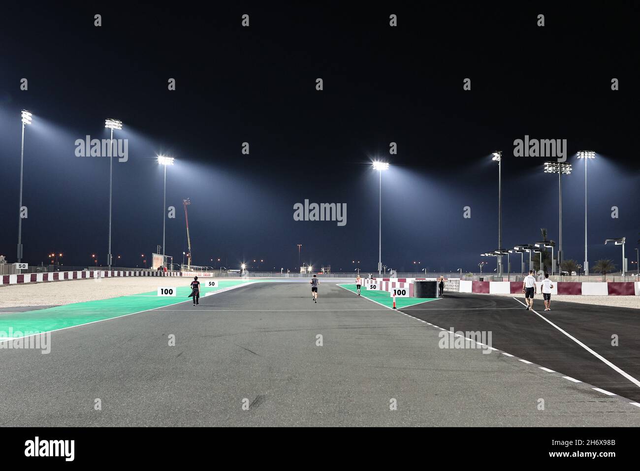 Atmosphäre auf der Rennstrecke - Eingang zur Boxengasse. 18.11.2021. Formel-1-Weltmeisterschaft, Rd 20, Großer Preis Von Katar, Doha, Katar, Tag Der Vorbereitung. Bildnachweis sollte lauten: XPB/Press Association Images. Stockfoto