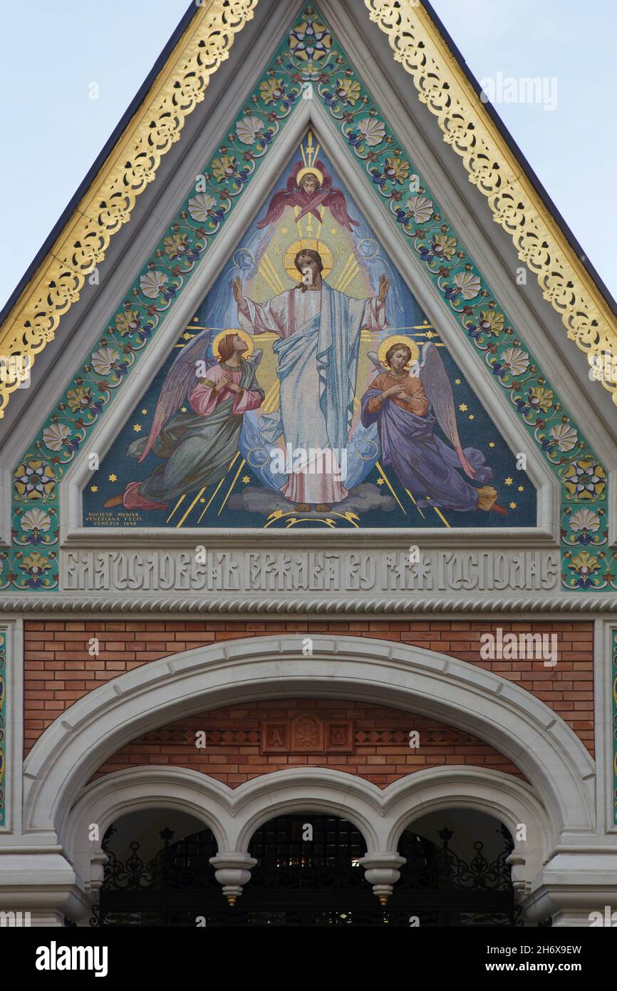 Jesus Christus, umgeben von Engeln, dargestellt im venezianischen Mosaik über dem Haupteingang der russisch-orthodoxen Kathedrale (russisch-orthodoxe Kathedrale zum heiligen Nikolaus) in Wien, Österreich. Die vom russischen Architekten Grigory Kotov entworfene Kirche wurde zwischen 1893 und 1899 vom italienischen Architekten Luigi Giacomelli erbaut. Stockfoto