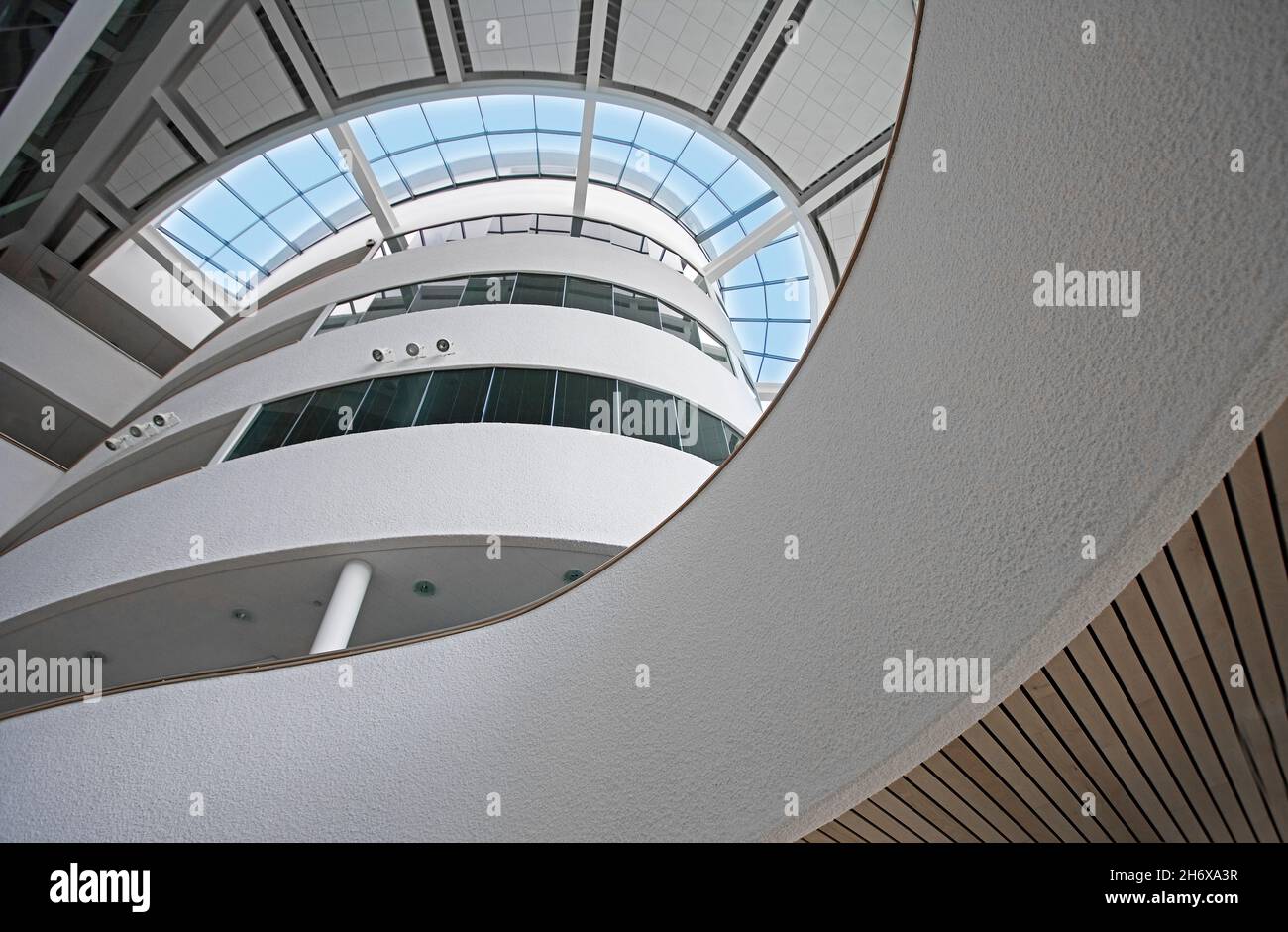 Moderne Innenarchitektur im Atrium mit vertikalem Blickpunkt Stockfoto