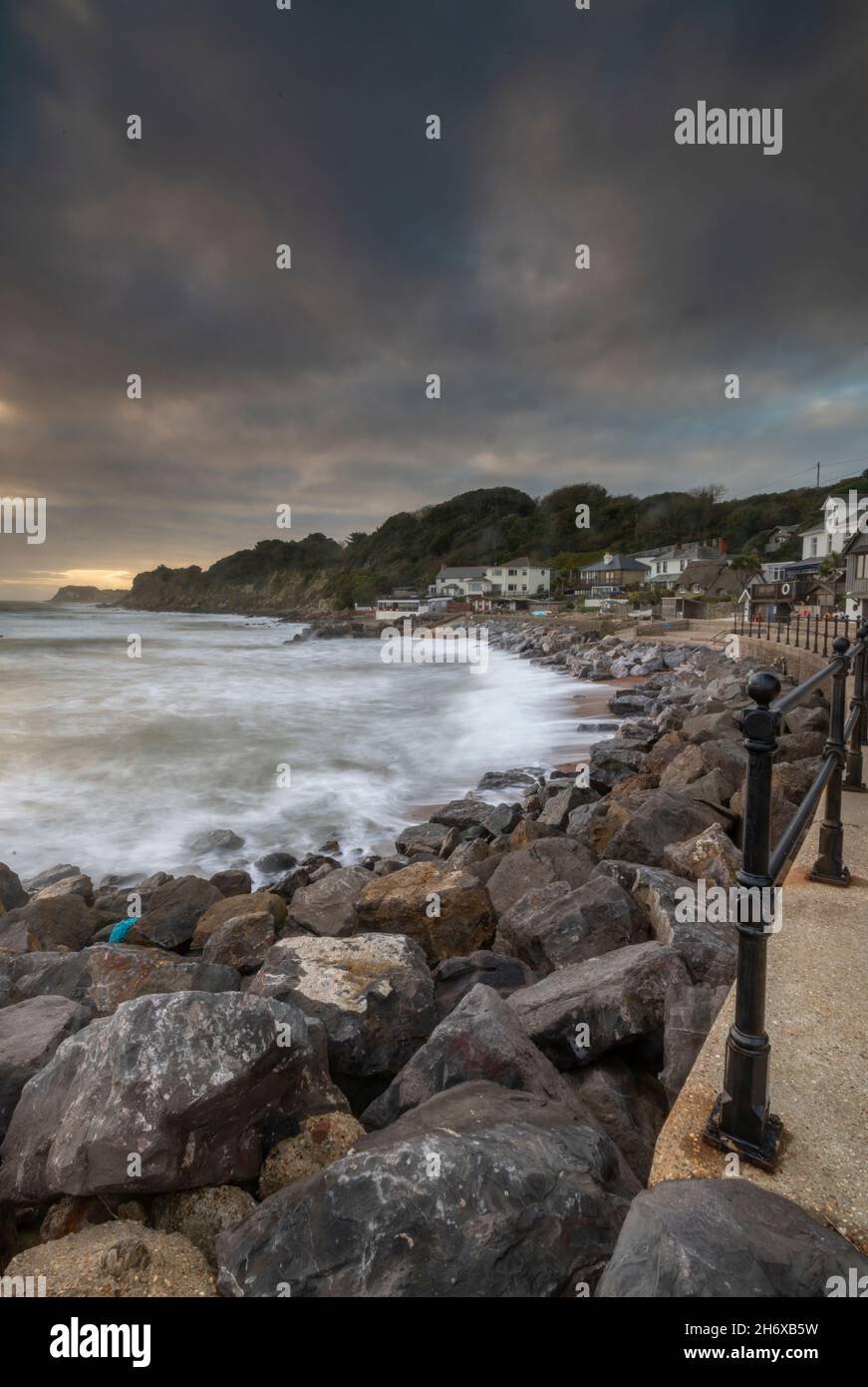 Steephill Cove in der Nähe von ventnor auf der Insel wight, felsige Küste auf der Insel wight, Steephill Cove atmosphärische Küste auf der Insel wight uk, Stimmung Stockfoto