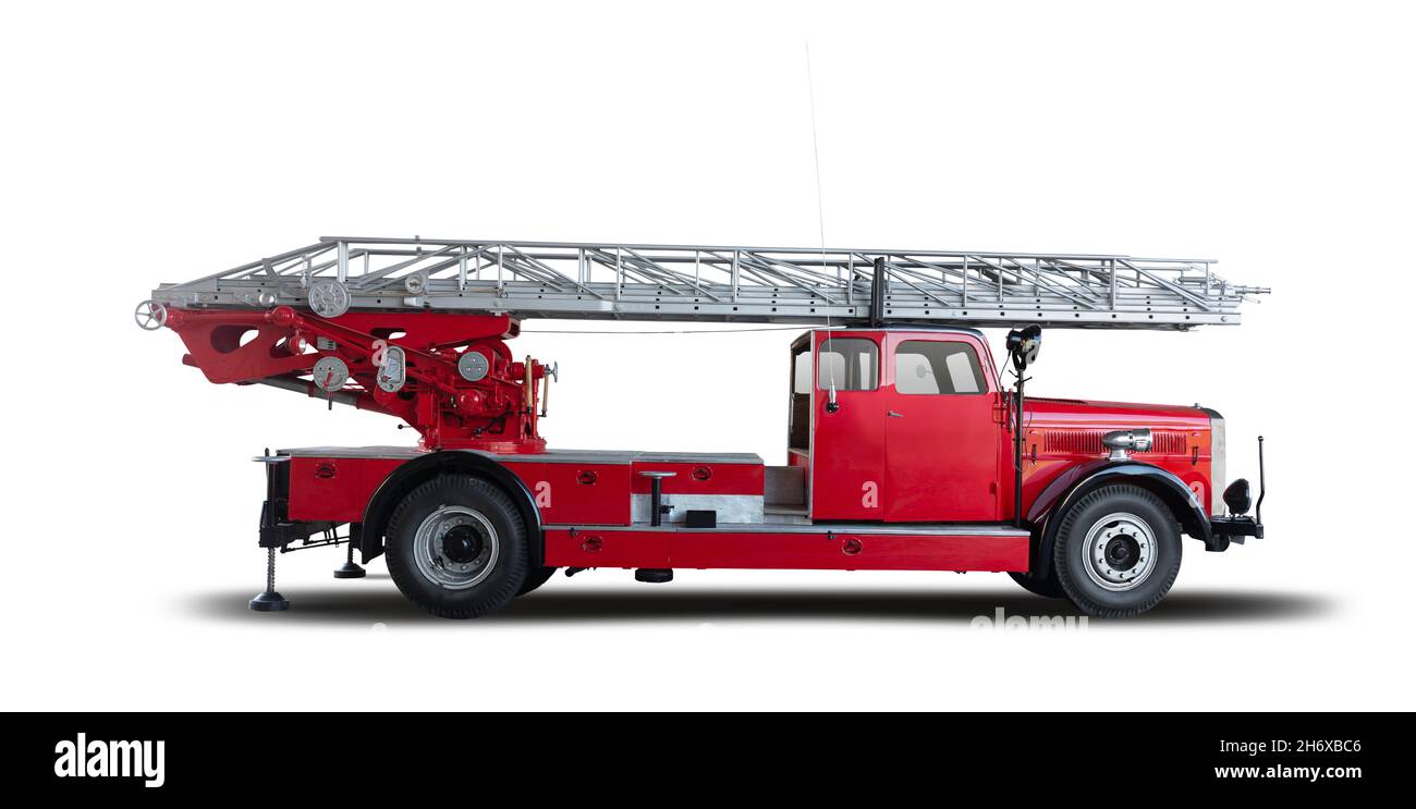 Klassischer Feuerwehrwagen mit Leiter Seitenansicht isoliert auf weißem Hintergrund Stockfoto