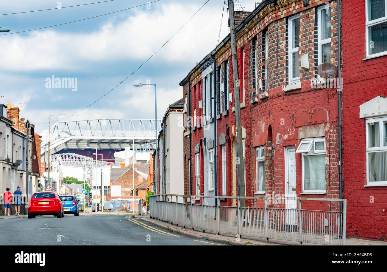 Oakfield Road, Anfield, Liverpool 4, The Multi Millionaires at Liverpool F.C. an einem Ende und weitere bodenständige Bewohner an diesem Ende. September 2021. Stockfoto