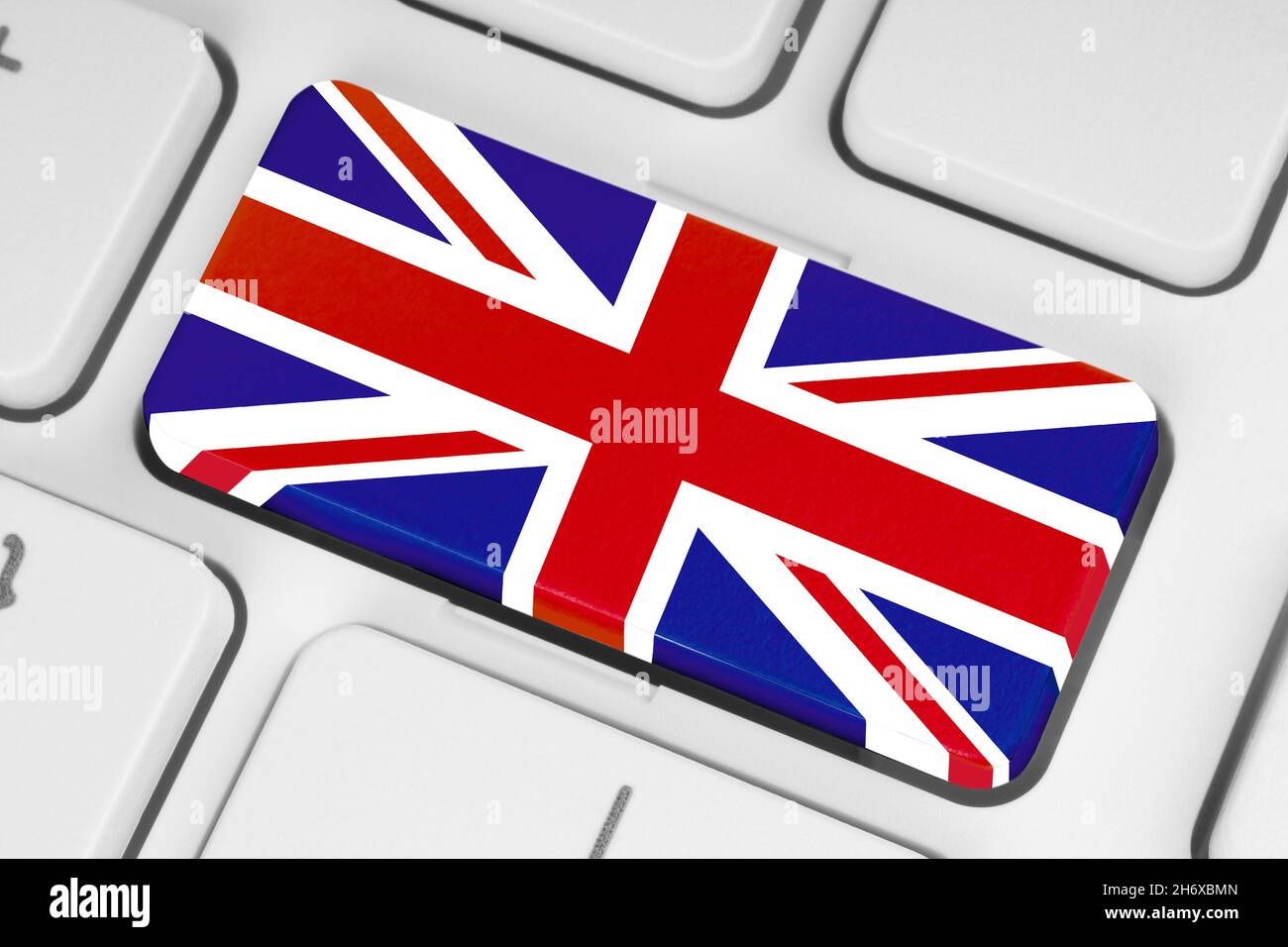 Taste mit britischer Flagge auf weißer Computertastatur in Nahaufnahme Stockfoto