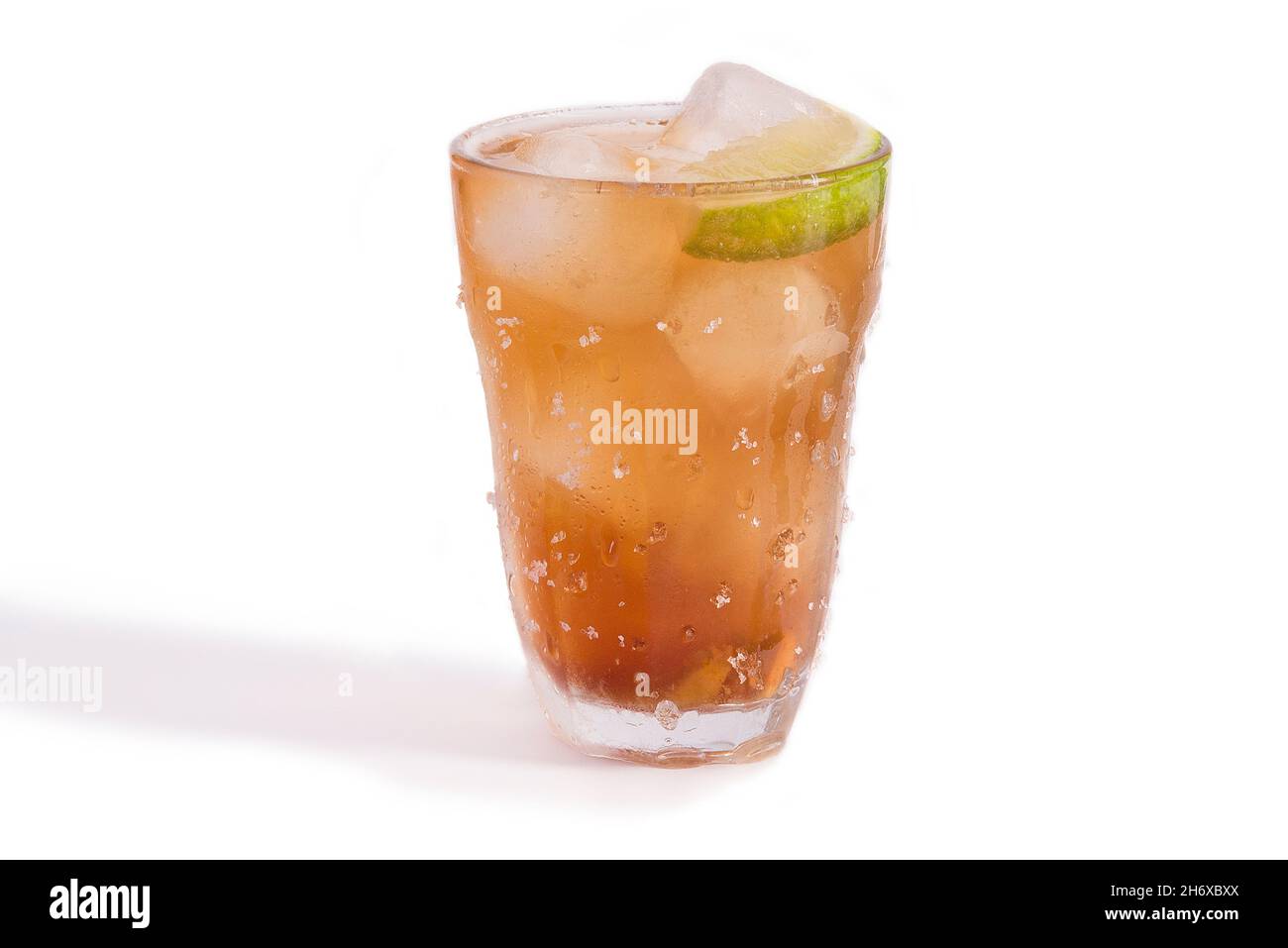 Rosenwasser-Eistee für den Sommer Stockfoto