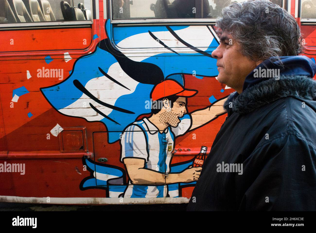 Warten, bis der Bus zur Arbeit geht. Daniel ist einer der tausend Arbeiter, die nach der Krise im Dezember 2001 die Fabrik besetzt haben, in der er früher arbeitete. Juli 21 2011 Buenos Aires, Argentinien. Stockfoto