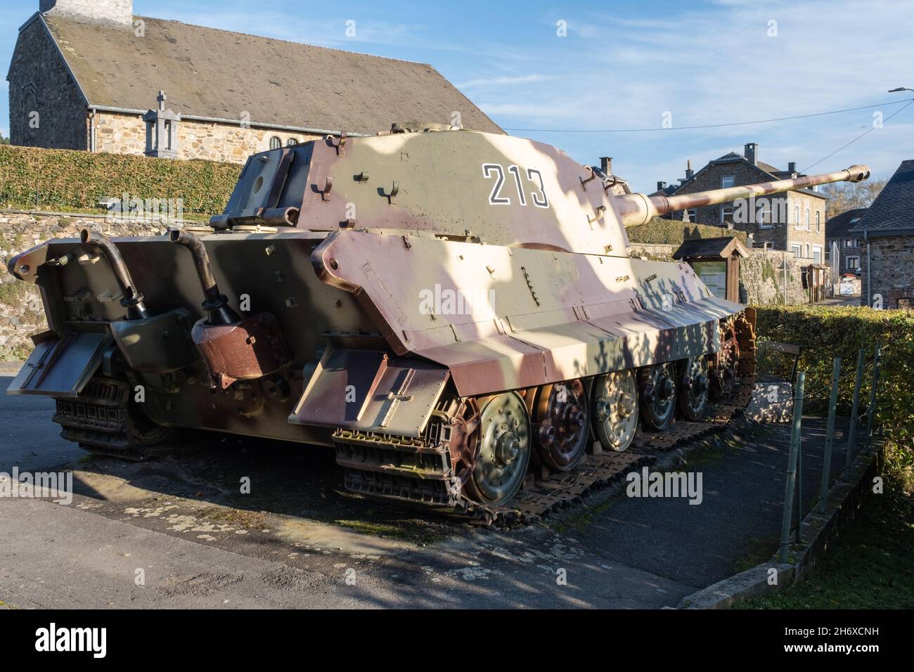 Stoumont, Belgien - 29. Oktober 2021. Dieser deutsche Tiger II Tank (Panzer VI B-Typ oder King Tiger) wurde von Peipers 1st SS Panzer Regiment links, wenn es h Stockfoto