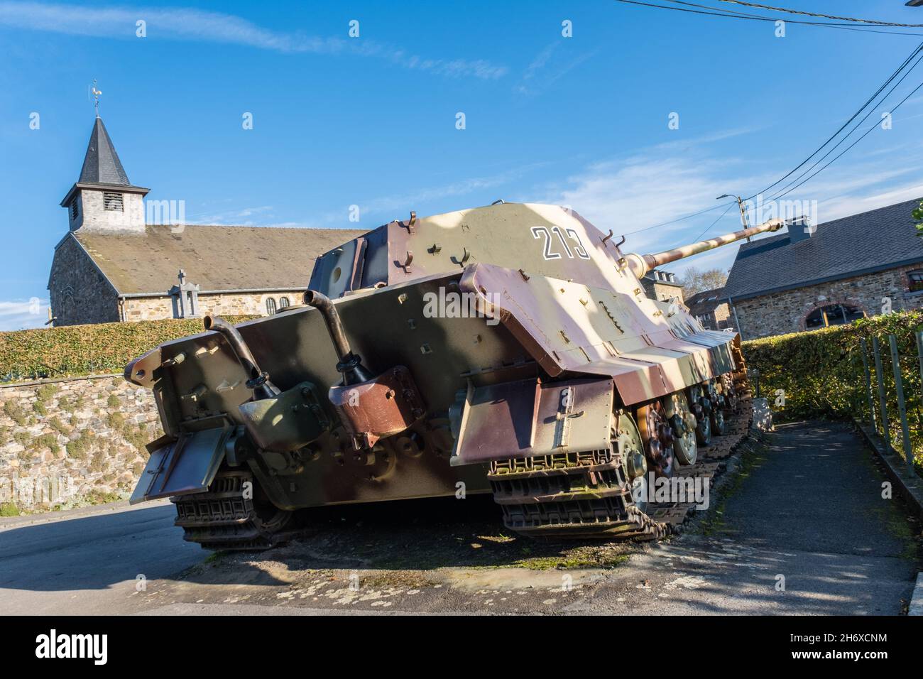 Stoumont, Belgien - 29. Oktober 2021. Dieser deutsche Tiger II Tank (Panzer VI B-Typ oder King Tiger) wurde von Peipers 1st SS Panzer Regiment links, wenn es h Stockfoto