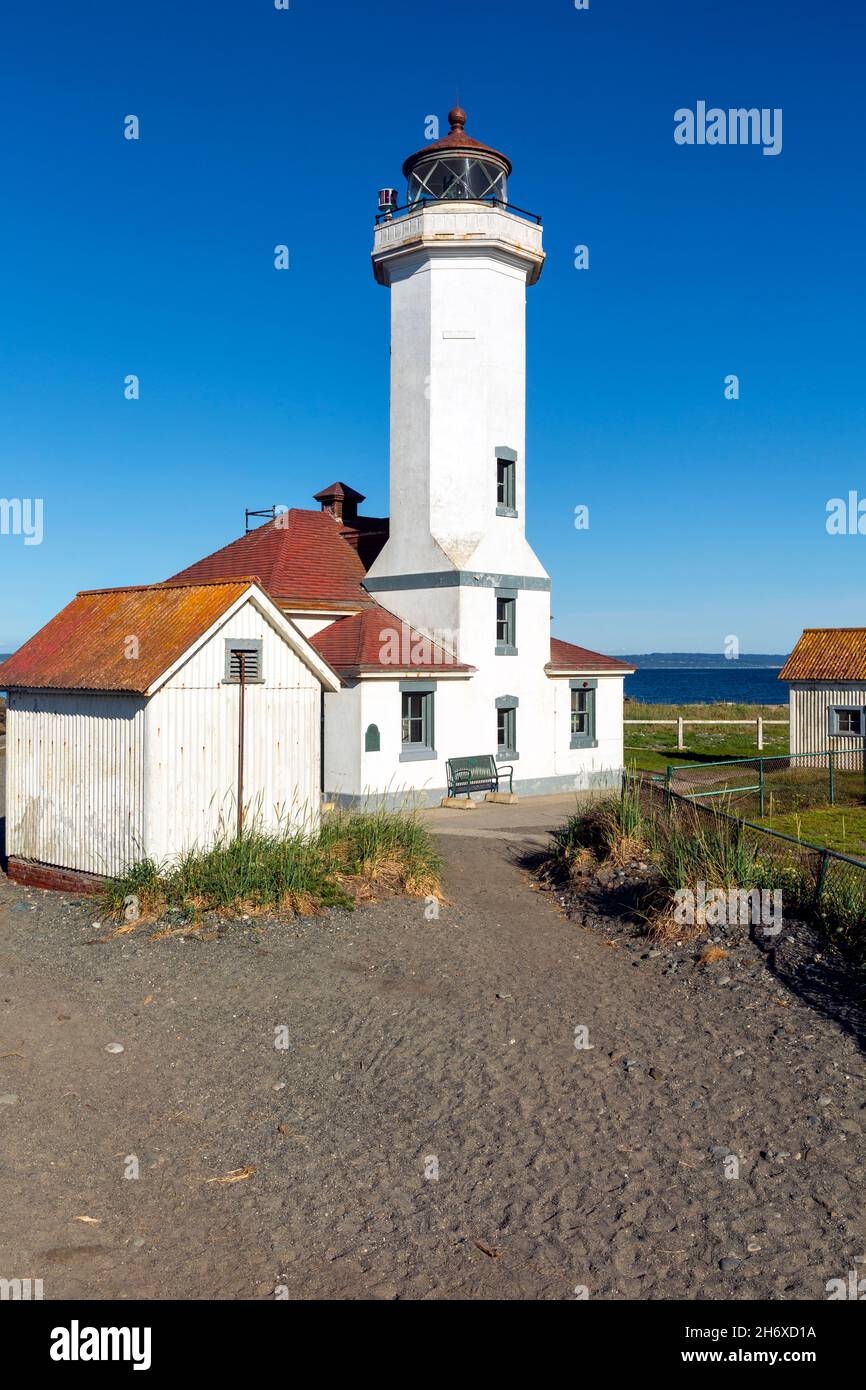 WA19781-00...WASHINGTON - Point Wilson Leuchtturm mit Blick auf die Straße von Juan de Fuca und Admiralty Inlet in Port Townsend. Stockfoto