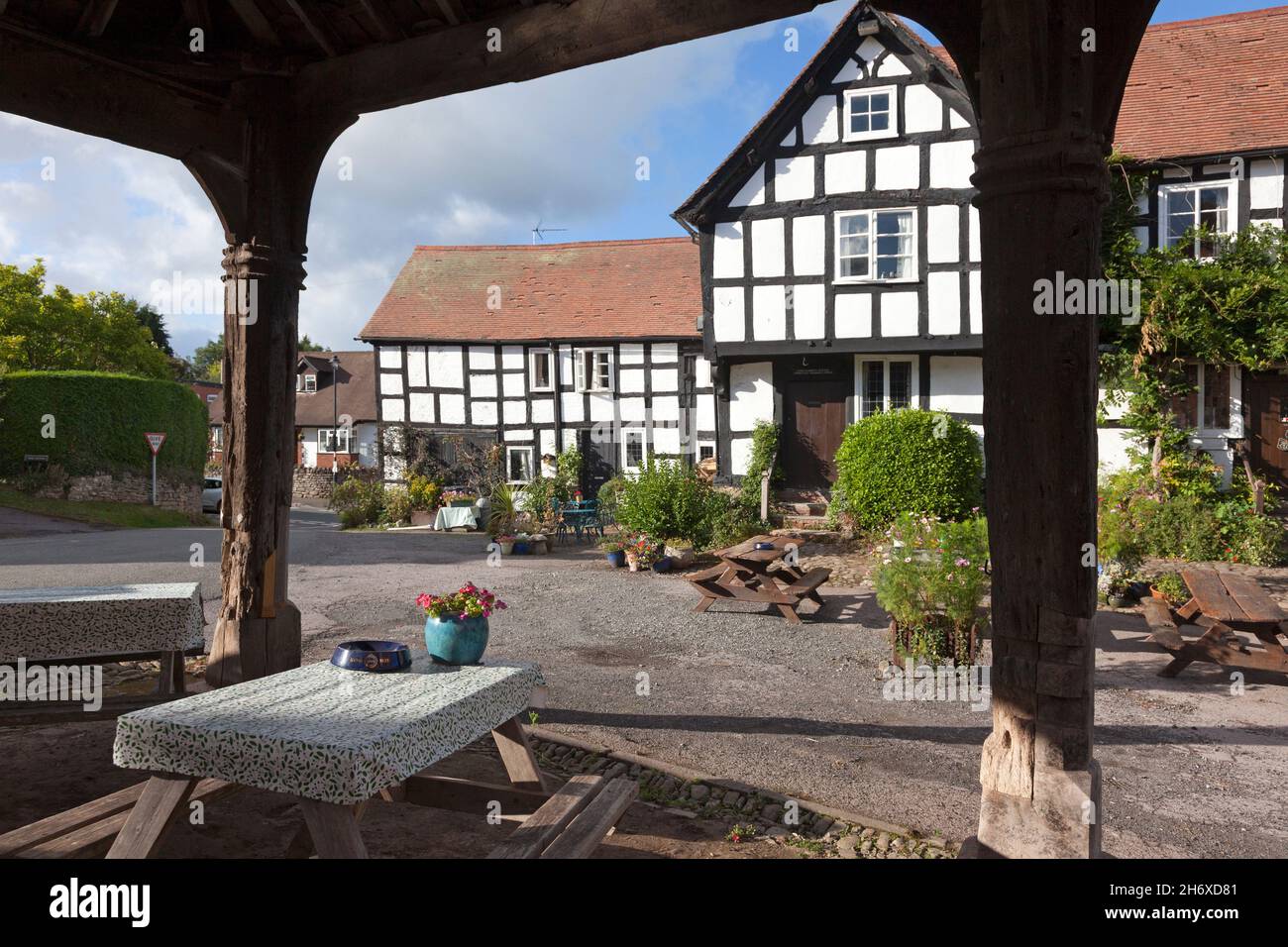 Das New Inn durch die Säulen der Markthalle, Pembridge, Herefordshire gesehen Stockfoto