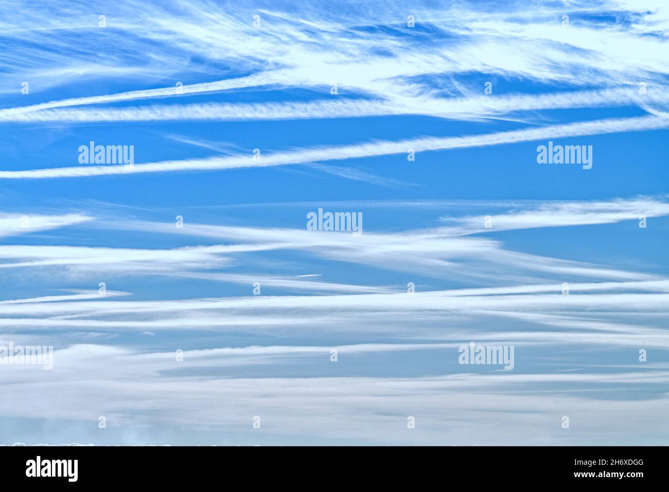 Luftangriffe gegen einen tiefblauen Himmel Stockfoto