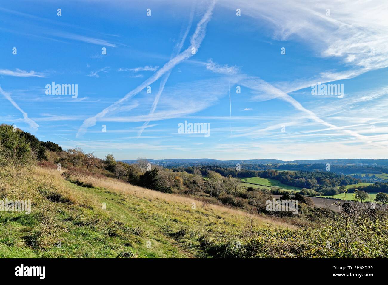 Flugzeuge kontrainern Muster am blauen Himmel über den Surrey Hills bei Newlands Corner in der Nähe von Guildford England Stockfoto