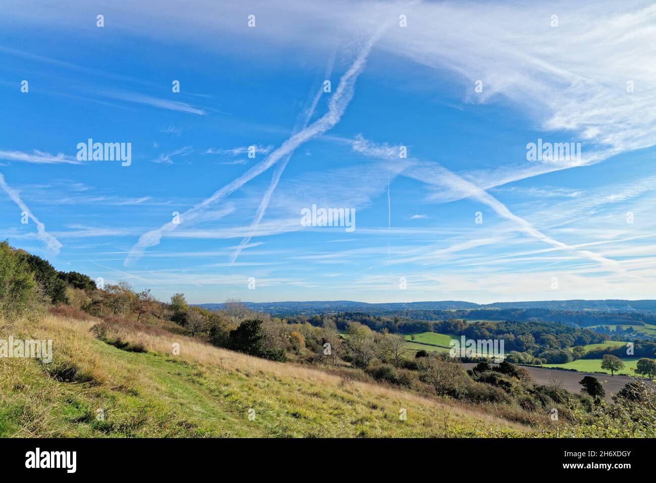 Flugzeuge kontrainern Muster am blauen Himmel über den Surrey Hills bei Newlands Corner in der Nähe von Guildford England Stockfoto