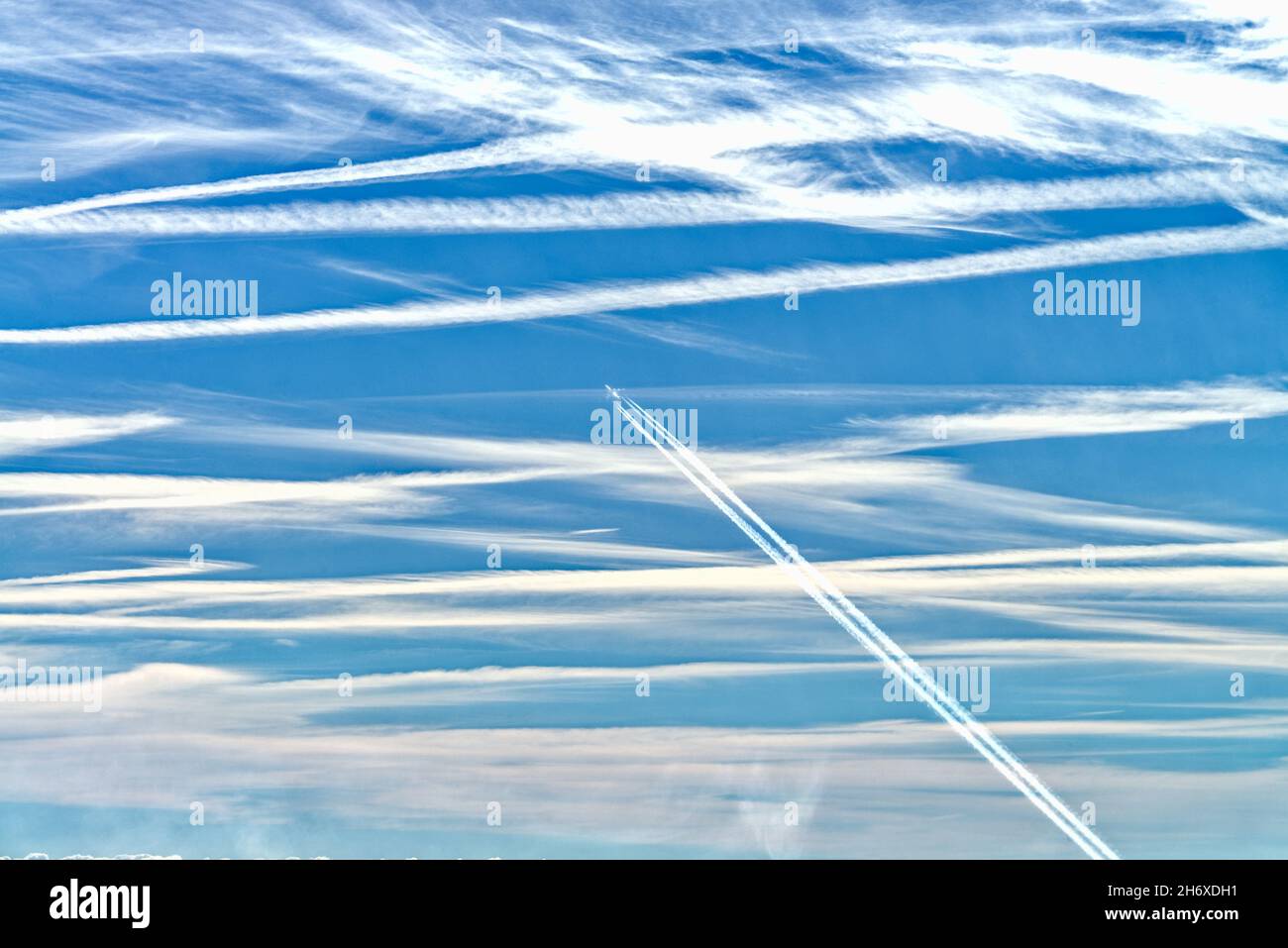 Luftangriffe gegen einen tiefblauen Himmel Stockfoto