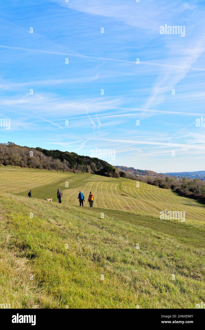 Die Albury Downs bei Newlands Corner mit Figuren, die an einem sonnigen Herbsttag in den Surrey Hills England in der Landschaft wandern Stockfoto