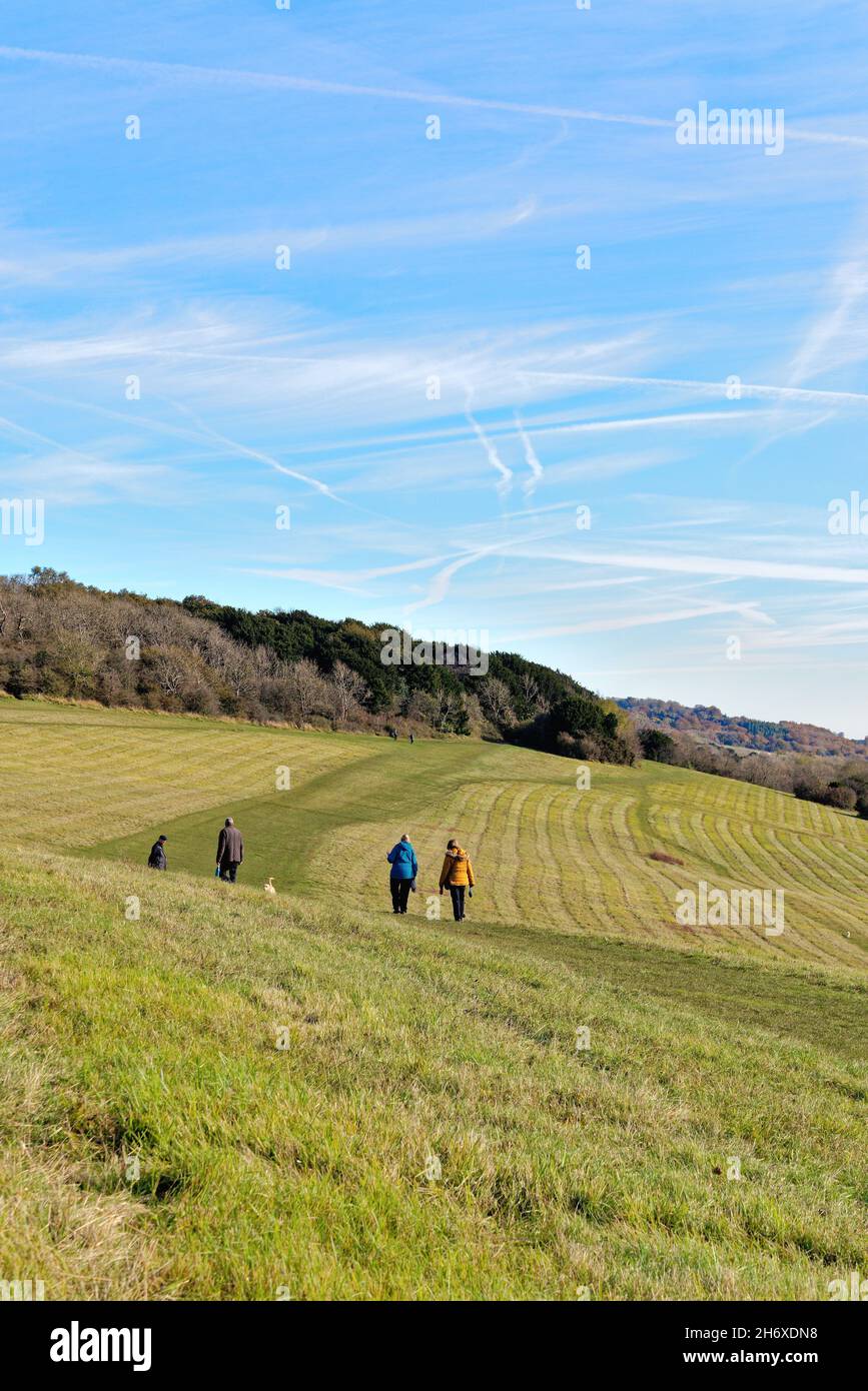 Die Albury Downs bei Newlands Corner mit Figuren, die an einem sonnigen Herbsttag in den Surrey Hills England in der Landschaft wandern Stockfoto