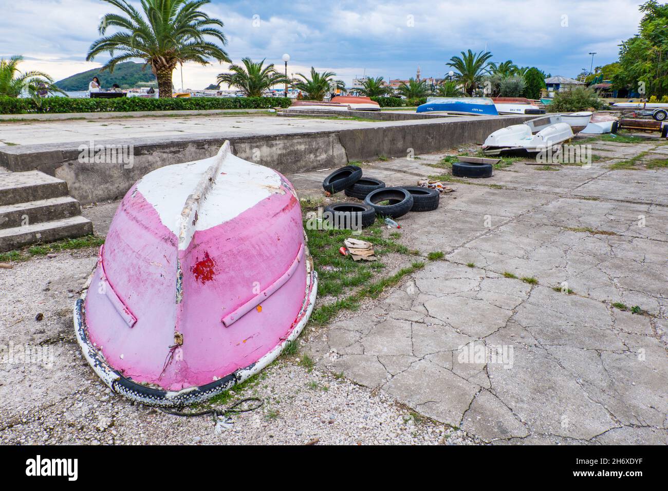Zerfall, Müll, umgedrehte Boote und Tretboote, Budva, Montenegro, Europa Stockfoto