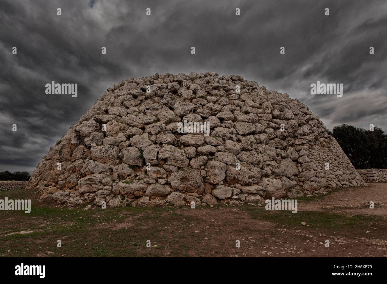 Felsformation der talayotischen Kultur auf menorca - balearen, spanien Stockfoto