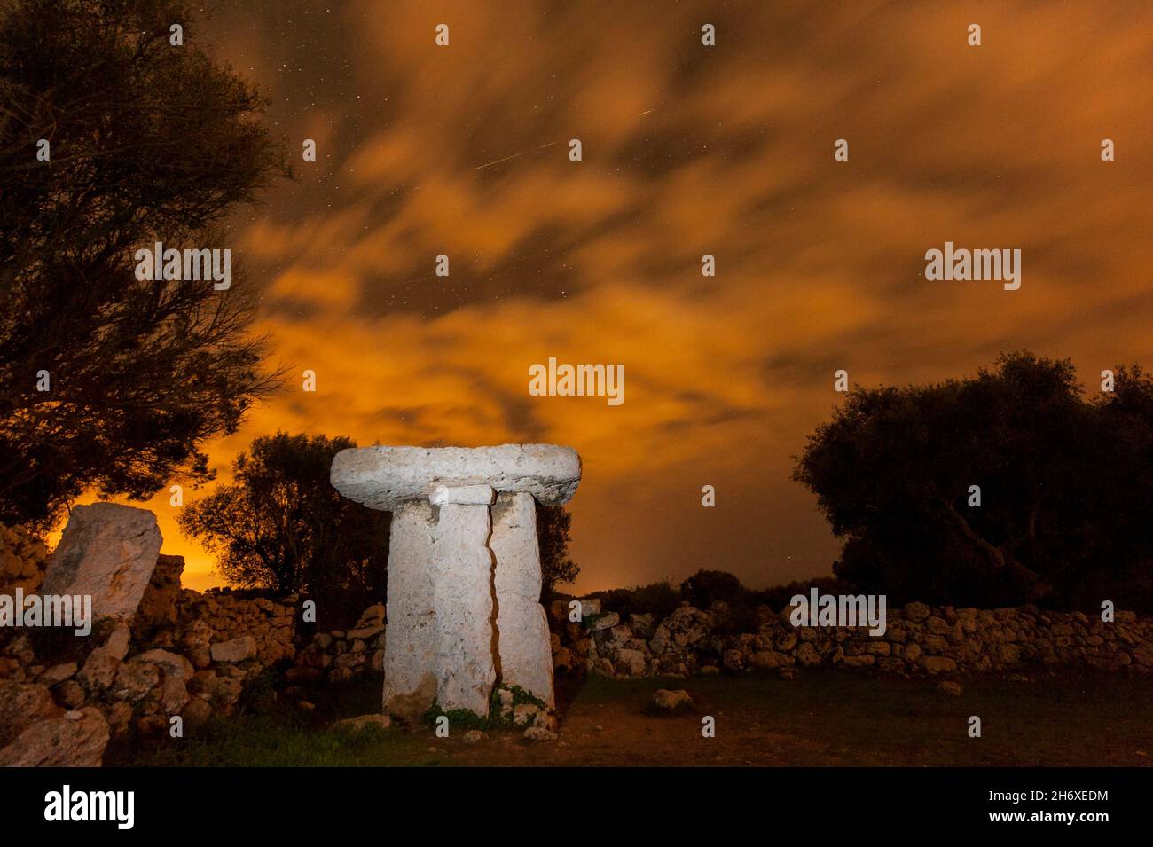 Felsformation der talayotischen Kultur auf menorca - balearen, spanien Stockfoto