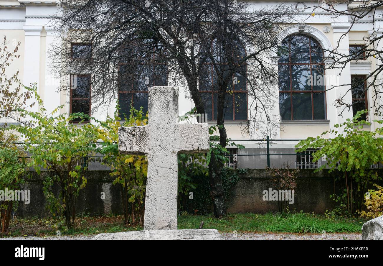 Stećak (mittelalterlicher monumentaler Grabstein) im Garten des Nationalmuseums von Bosnien und Herzegowina (Sarajevo) Stockfoto