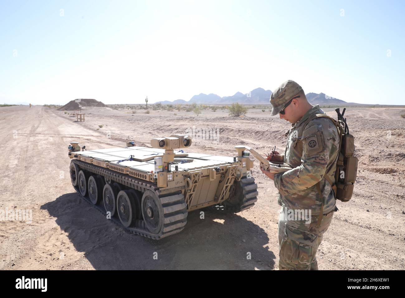 Usa. November 2021. U.S. Army PFC. Daniel Candales, der 82. Airborne Division zugeordnet, verwendet den taktischen Robotercontroller zur Steuerung des modularen autonomen Expeditionsfahrzeugs als Übungsübung zur Vorbereitung auf Project Convergence auf dem Yuma Proving Ground, Arizona, 19. Oktober 2021. Während des Projekts Convergence 21 experimentieren Soldaten damit, das Fahrzeug für die teilautonome Aufklärung und Nachversorgung zu verwenden. Project Convergence ist die Lernkampagne der Armee, die darauf ausgelegt ist, die Beiträge unserer Armee aggressiv zu fördern und zu integrieren, basierend auf einer kontinuierlich strukturierten Serie Stockfoto