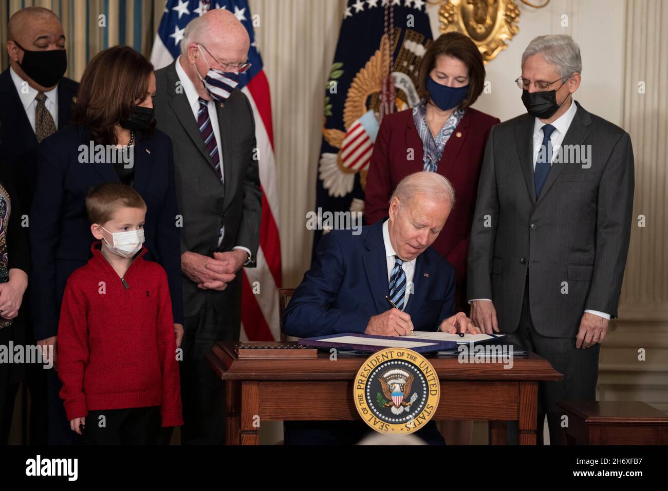 Washington, Vereinigte Staaten. November 2021. US-Präsident Joe Biden unterzeichnet Gesetz S. 1511, den âProtecting Americaâs First Responders Act von 2021,â S. 1502, den âConfidentiality Opportunities for Peer Support Counseling Act oder den COPS Counseling Act,â und S. 921, Der âJaime Zapata und Victor Avila Bundesbeamte- und Arbeitnehmerschutz Actâ im Weißen Haus in Washington, DC, 18. November 2021. Quelle: Chris Kleponis/Pool via CNP/dpa/Alamy Live News Stockfoto