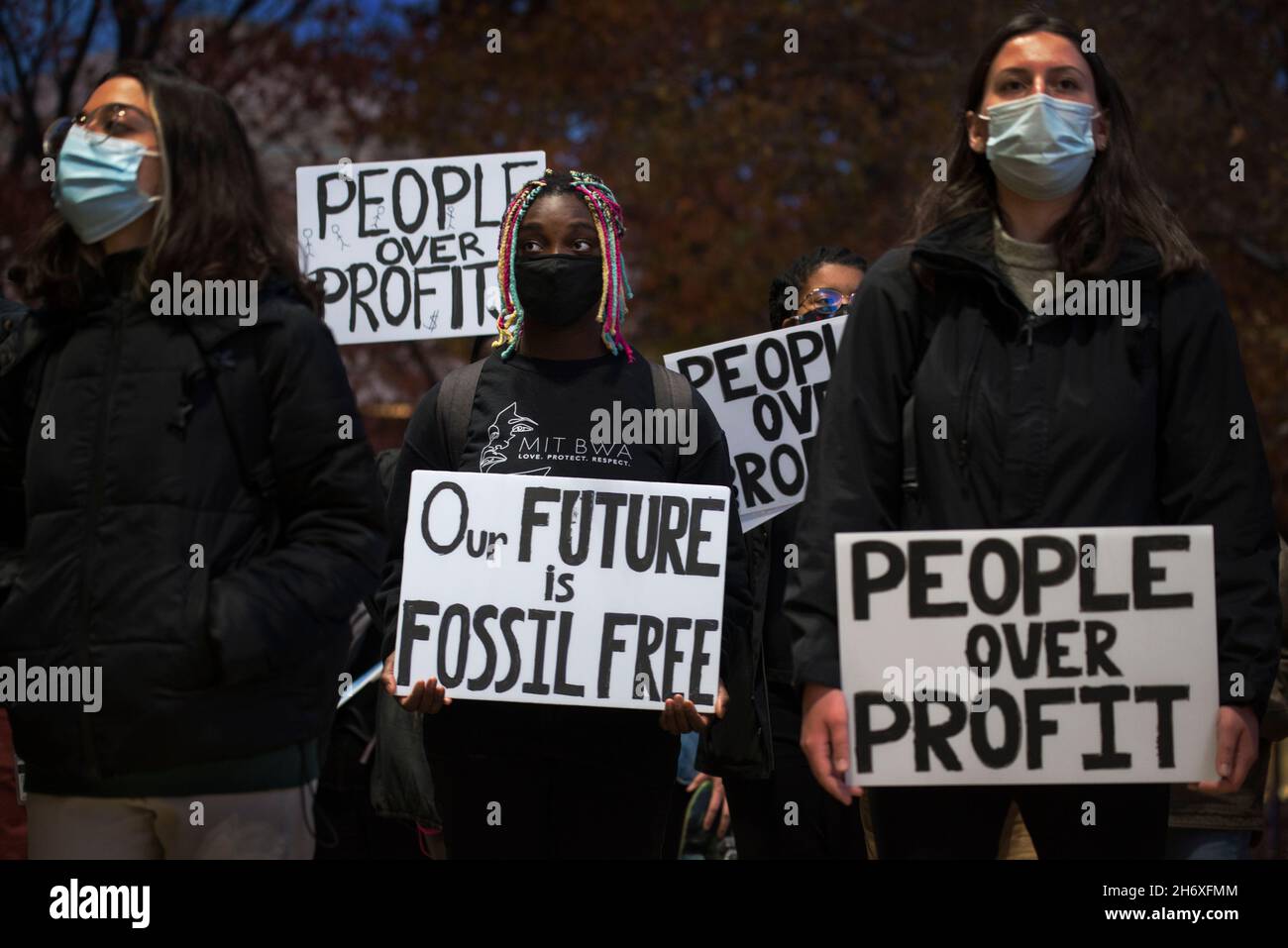 Devestment Day of Action, 16. November 2021. Massachusetts Institute of Technology (mit). Rund 50 Studenten und Lehrkräfte versammelten sich auf den Stufen des mit Walker Memorial Building und marschierten durch den mit-Campus in Cambridge, MA, zum Student Center, um gegen die Ausstattung des mit, in Unternehmen mit fossilen Brennstoffen zu investieren. Stockfoto