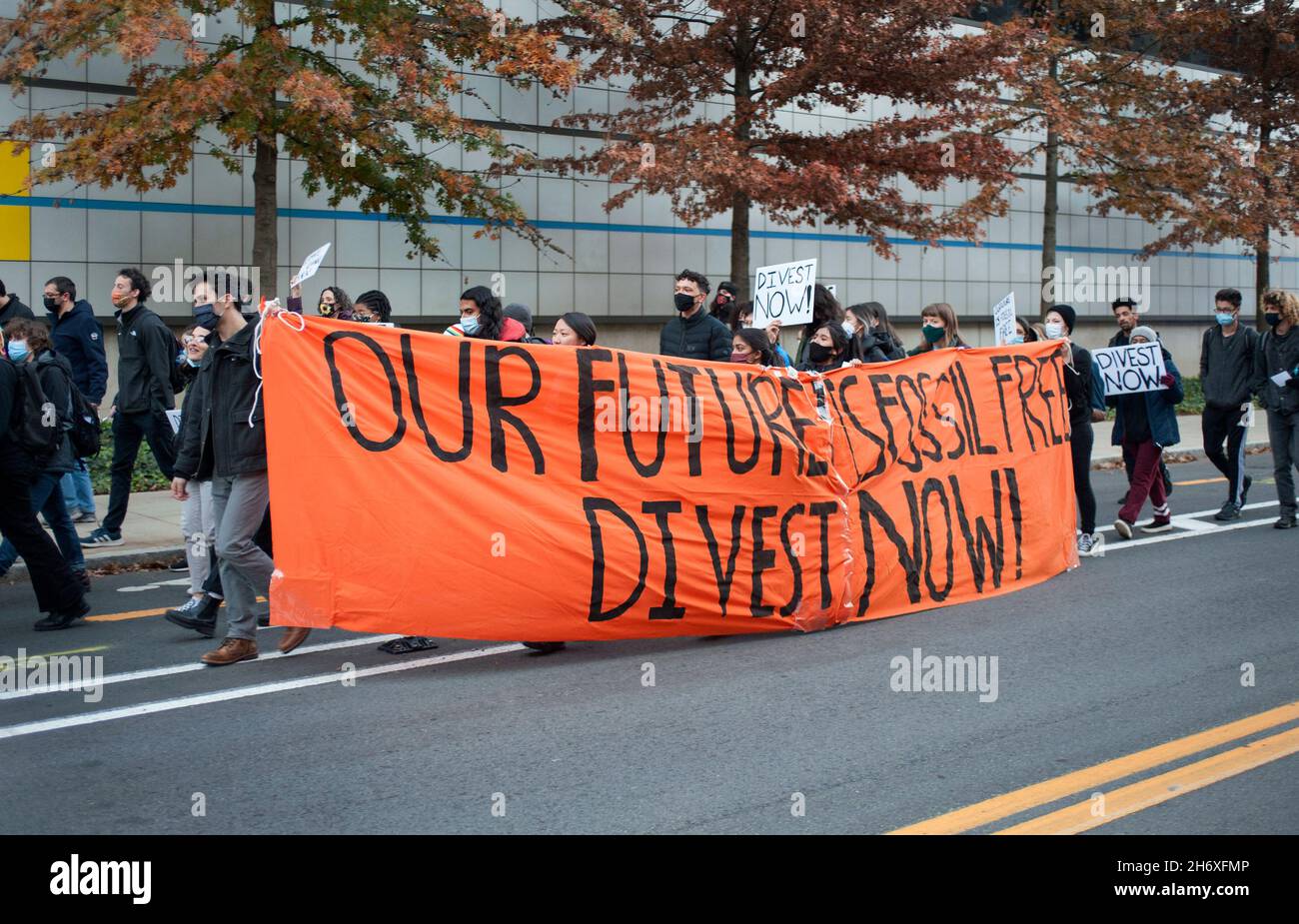 Devestment Day of Action, 16. November 2021. Massachusetts Institute of Technology (mit). Rund 50 Studenten und Lehrkräfte versammelten sich auf den Stufen des mit Walker Memorial Building und marschierten durch den mit-Campus in Cambridge, MA, zum Student Center, um gegen die Ausstattung des mit, in Unternehmen mit fossilen Brennstoffen zu investieren. Stockfoto