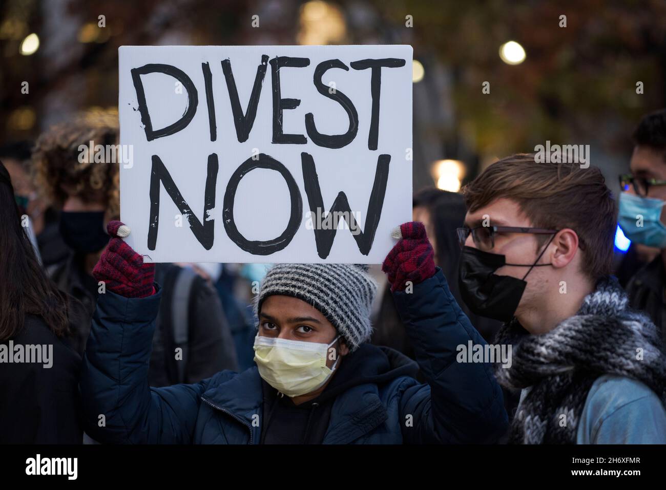 Devestment Day of Action, 16. November 2021. Massachusetts Institute of Technology (mit). Rund 50 Studenten und Lehrkräfte versammelten sich auf den Stufen des mit Walker Memorial Building und marschierten durch den mit-Campus in Cambridge, MA, zum Student Center, um gegen die Ausstattung des mit, in Unternehmen mit fossilen Brennstoffen zu investieren. Stockfoto
