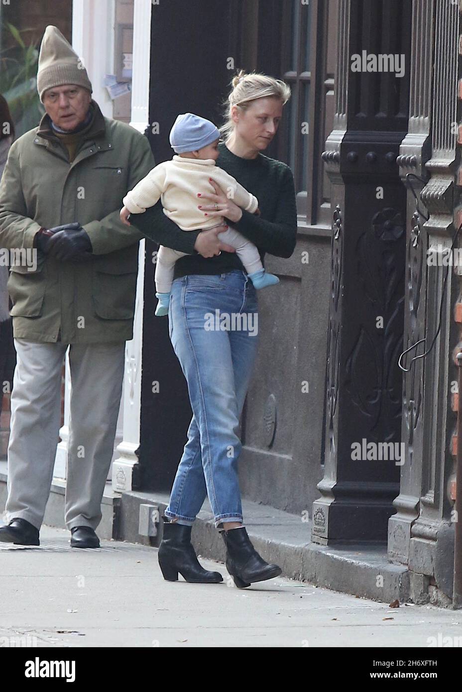 Exklusiv - New York - NY - 12/22/2019- Mamie Gummer und Sohn (9 Monate alter Enkel von Meryl Streep) packen im West Village ein Auto ein -BILD: Mamie Gummer Stockfoto