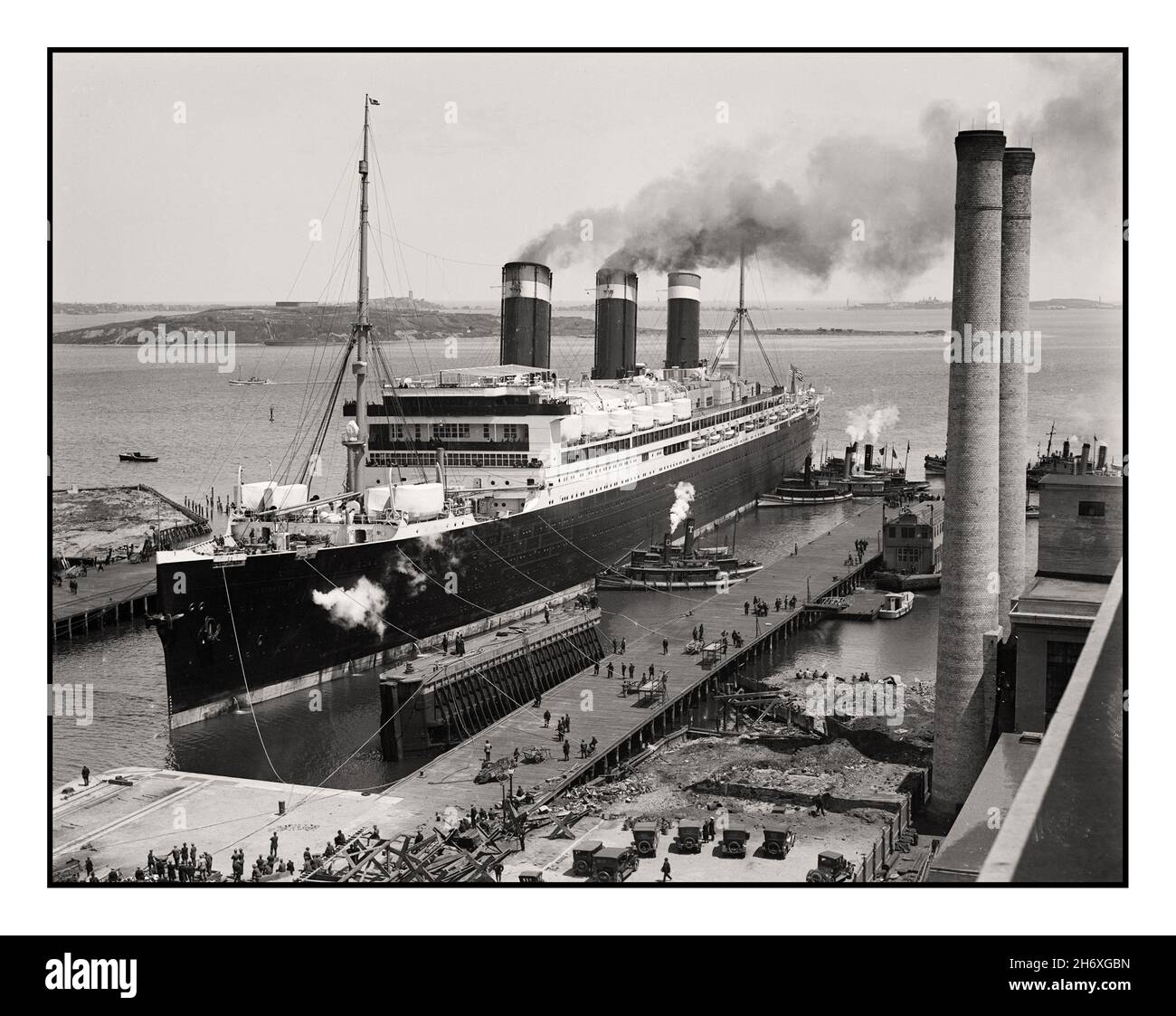 LEVIATHAN 1923 Ocean Liner Leviathan dockt im 1. Weltkrieg IN South Boston AN, ALS „LEVIATHAN“. Ein US-Ozeandampfer, der im Ersten Weltkrieg von der US-Regierung als „Vaterland“ für den Truppentransport genutzt wurde, bevor er als eines der größten transatlantischen Passagierschiffe seiner Zeit seinen Dienst wiederaufgenommen hat. Fotograf: Jones, Leslie, 1886-1967 Datum:18. Mai 1923 Stockfoto