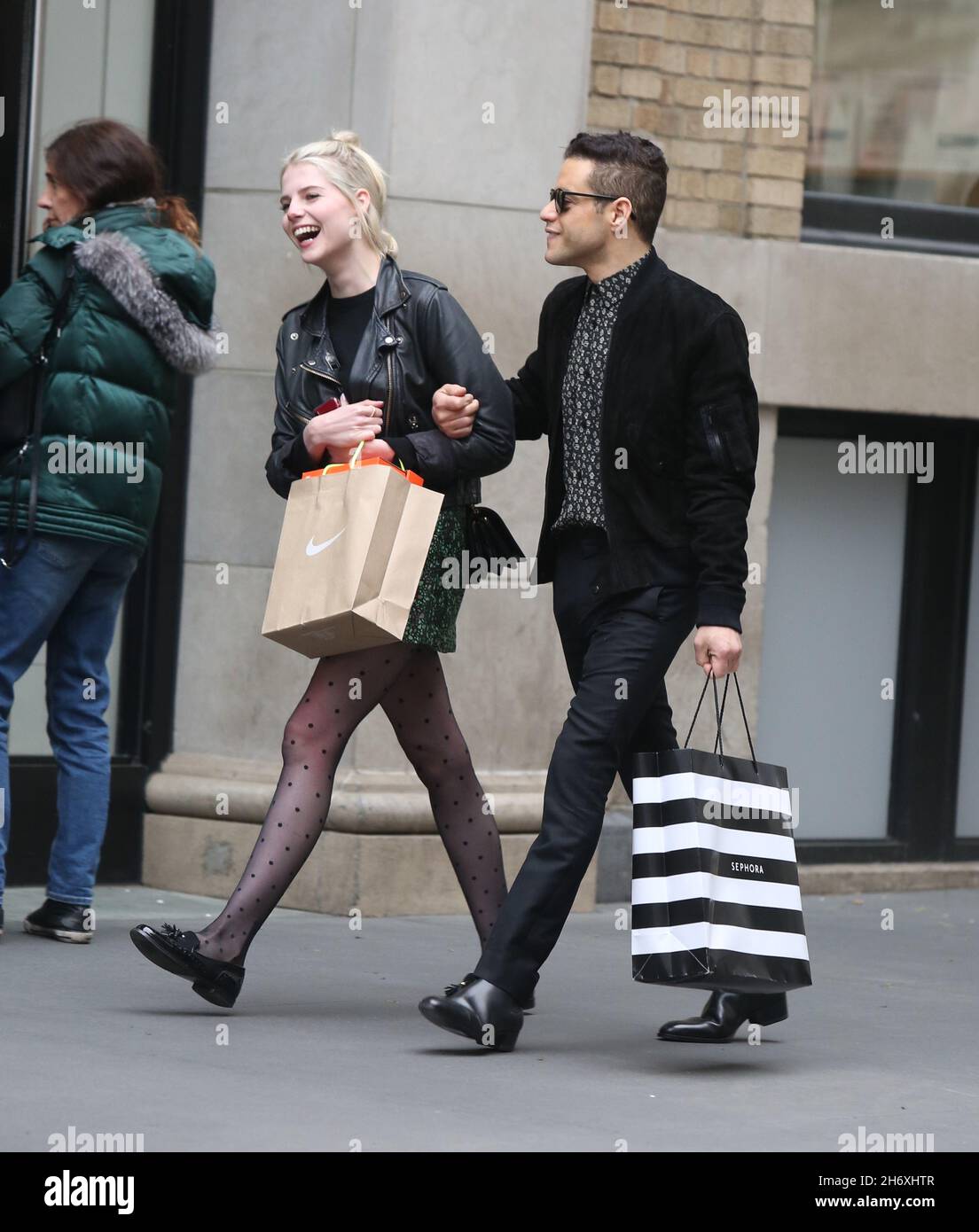 New York - NY - 04/28/2019 -Rami Malek und Lucy Boynton Einkaufen in Soho  nach einem späten Mittagessen -BILD: Rami MalekLucy Boynton Stockfotografie  - Alamy